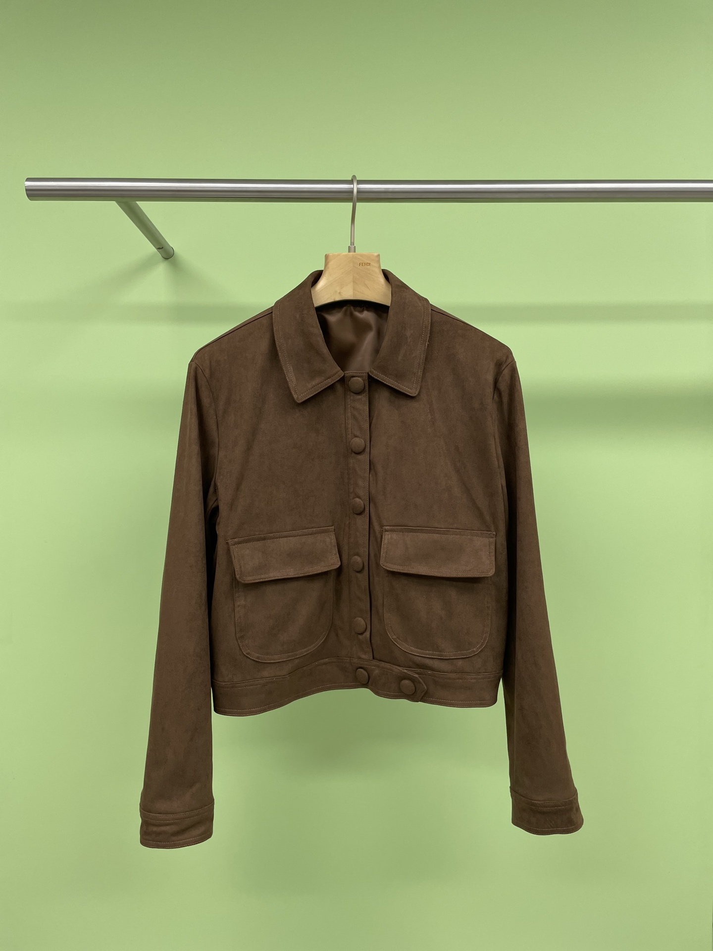 NO:306782,CELINE's latest suede leather tunic leather, handsome, artificial planed leather, the material is super high-end, soft and delicate, it feels comfortable to touch, and it is slight shiny under the light, with a low-key and luxurious feeling. Moreover, its style is really amazing, the design of the classic waist jacket, with straight shoulders, and the body proportions are instantly optimized, the whole person's aura is 2.8 meters long, whether it is matched with jeans or black trousers, it is easy to grasp the fashion sense. It is very suitable for daily commuting and friends' gatherings. If you are also looking for a fashionable and versatile leather jacket, CELINE's suede leather jacket is definitely your best choice. SML, celine, jeans, jackets & coats, leather jacket, alexander wang19860909CELINE最新绒面革束腰皮衣,帅麻了,人造刨层皮革,材质超有高级感,柔软又细腻,摸起来好舒服,光线下还泛着微微光泽,自带低调奢华感,而且它的版型真的很绝,经典束腰夹克的设计,肩线笔挺,穿上身直接直角肩,身材比例瞬间优化,整个人气场两米八,不管是搭配牛仔裤,还是黑色西裤,都轻松拿捏时尚感,日常通勤、朋友聚会穿都超合适,如果你也在找一件时髦又百搭的皮衣,CELINE这件绒面革皮衣绝对是你的不二之选. 码数SML,,celine,jeans,jackets & coats,leather jacket,alexander wang,Women's clothing