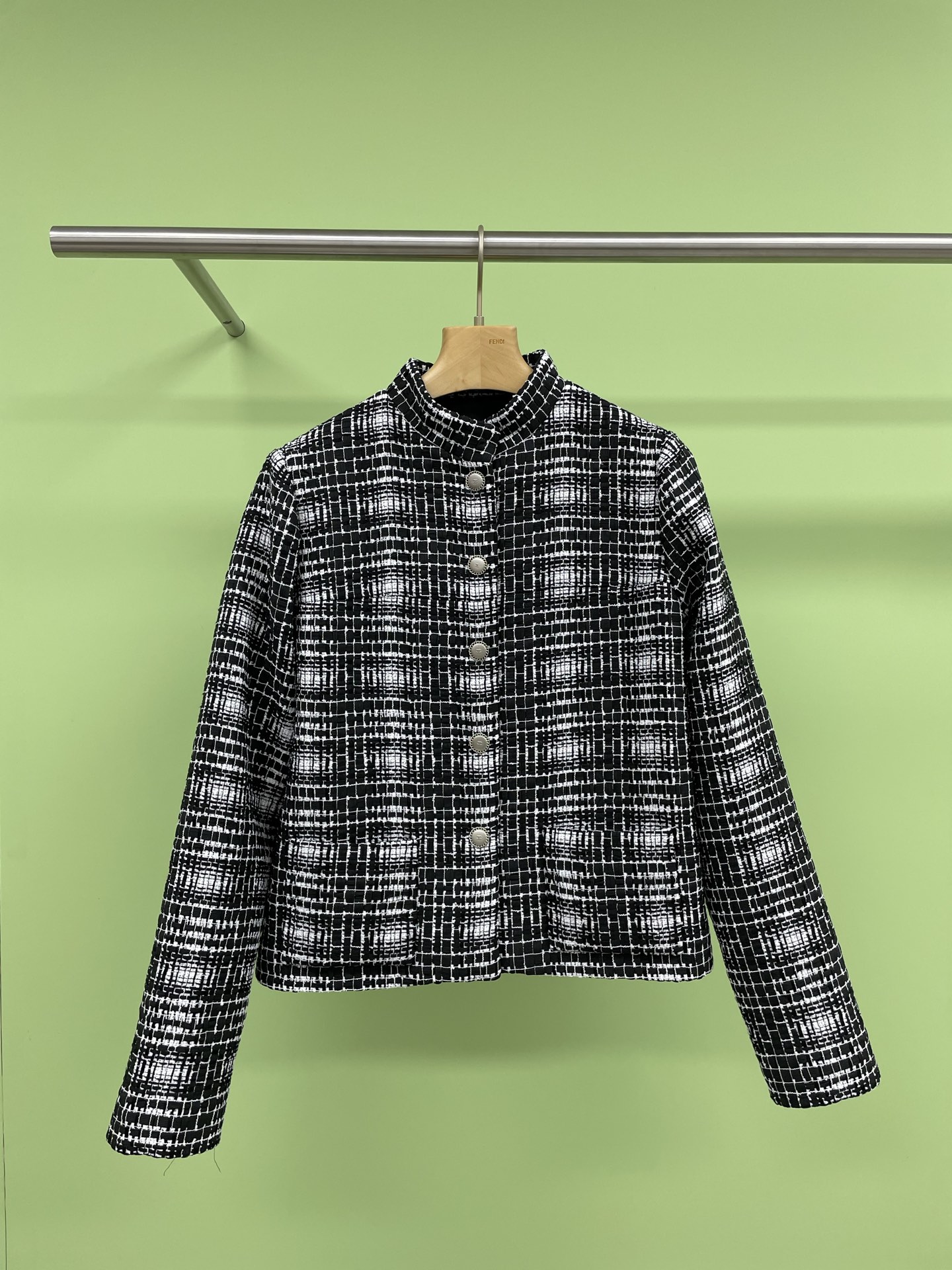 NO:307262,Chanel woven tweed stand-alone collar jacket, texture, rough tweed color, and fashion sense, medium gray splicing contrasting colors bring decadent artistic sense, woven plaid surface shows interesting layers, jacket is made of shoulder-mounted, semi-stand round neck design is more casual, loose short silhouette is smooth, top body is comfortable and not tight, finely crafted metal buttons come with noble buff, front piece is made of regular size and double row pockets can be used to store close-fitting items, a low-key atmosphere of not showing rich but very expensive and rich girl, the style is also very suitable for small sisters, the simple base dress inside looks very good, it looks good, it looks not deliberately over-dressed, but the more you look, it becomes more flavorful and fashionable. SML, chanel, chanel, skirts, jackets & coats, alexander wang19860909Chanel香奈儿编织粗花呢立领外套,肌理感粗花呢色彩明亮自带时装感,中古灰拼接撞色带来颓废艺术感,编织格纹表面展现趣味层次,外套做正肩版型,半立圆领设计休闲感更强,宽松短款廓形剪裁流畅,上身舒适不紧绷,精雕细琢的金属纽扣自带贵气buff,前片做大小规律双排口袋可用于存放贴身物品,一整个低调不露富但是很贵贵有钱小姐姐的氛围,版型也非常适合小个子姐妹,里面简单的穿搭打底连衣裙就很好看了,看着没有刻意过度地穿搭但是越看越有味道,时髦住. 码数SML,,chanel,chanel,skirts,jackets & coats,alexander wang,Women's clothing