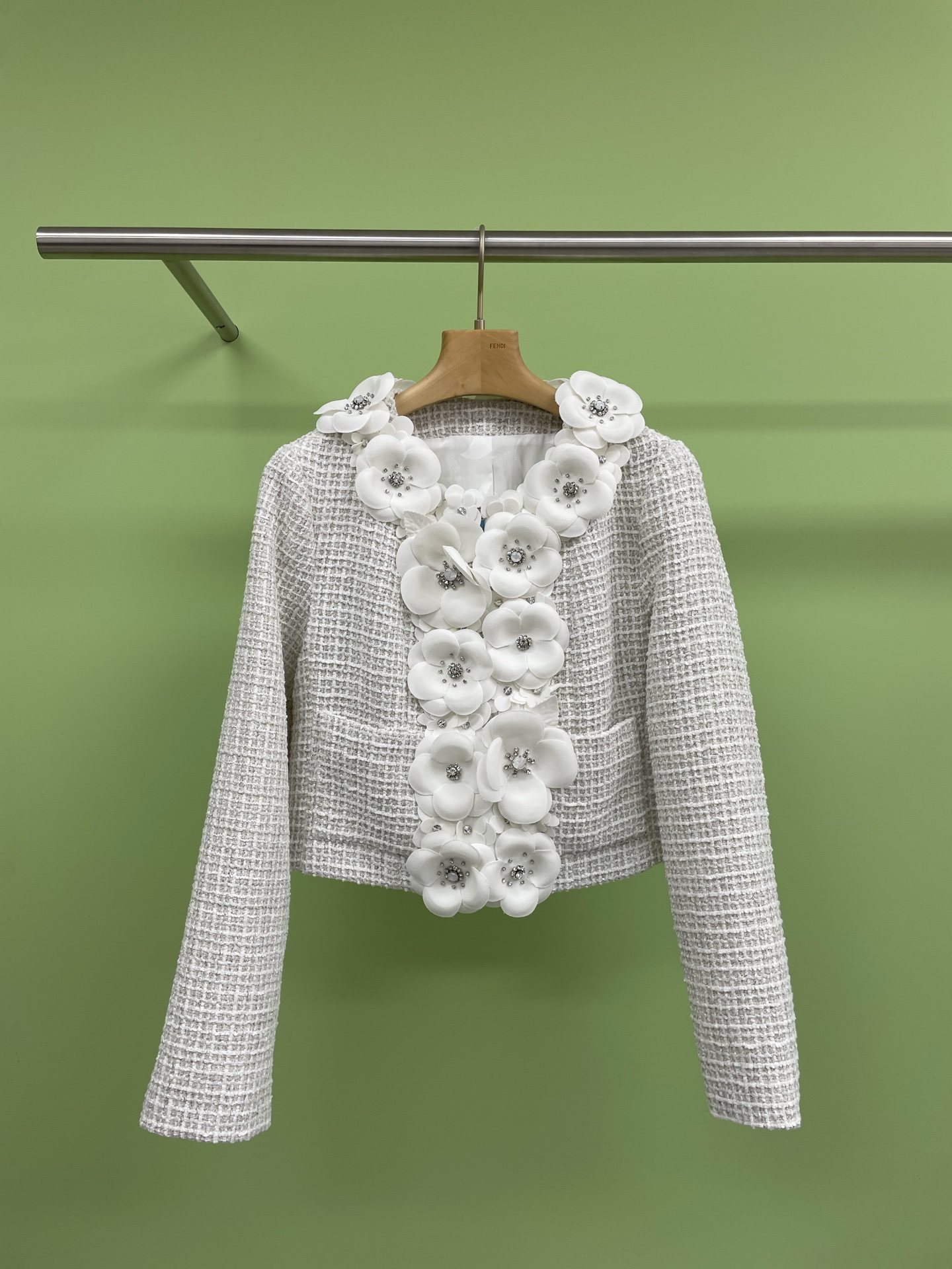 NO:307256,Chanel Heavy Industry Three-dimensional Camellia Coarse Spoiled Jacket, Small Fragrance Ceiling Beige Camellia Coat, Spring Style Temperature Responsible, Blooming Camellia Spoils Tweed Weaving, Female Small Fragrance Style Temperature Selection, Showing Noble and Elegance. This three-dimensional Camellia woven tweed jacket is a perfect interpretation of the feminine Small Fragrance Style Temperature. Every stitch and thread reveal an unparalleled sense of high-end, adding a unique charm to your top choice, making every time you go out, an excellent moment to show your unique temperament. SML, chanel, jackets & coats, alexander wang19860909Chanel重工立体山茶花粗纺外套,小香风天花板米色山茶花外套,春款气质担当,绽放山茶花之韵粗花呢编织,女性小香风的气质臻选,尽展高贵典雅,这件立体山茶花编织粗花呢外套,是女性小香风气质的完美诠释,每一针每一线,都透露出无与伦比的高级感,为您的上衣选择增添一份独特的魅力,让每一次外出,都成为展现独特气质的绝佳时刻. 码数SML,,chanel,jackets & coats,alexander wang,Women's clothing