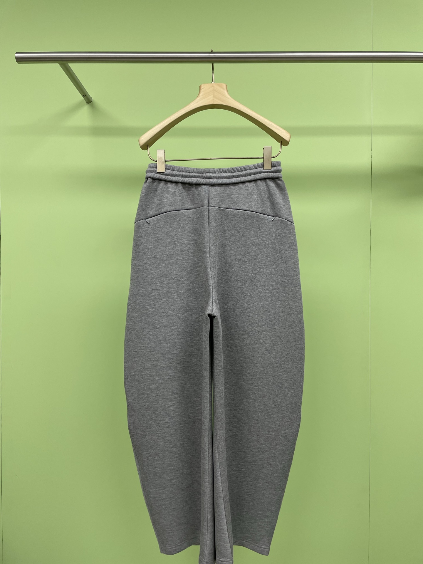 NO:307250,ANN ANDELMAN's new flower gray wide-leg scimitar pants niche design tapered mid-waist casual trousers, treasure walker pants, it is simply pear-shaped slim-rewarding pants, this scimitar pants is definitely a slim-looking trousers in the world, with big thick legs and big butts covered. Who is moved again? This pants must be recommended to everyone. The banana pants are designed with a straight cut, with three-dimensional and stylish upper body, and the slightly conical pants on both sides are naturally smooth to transition, covering the flesh and making it look thinner. It is longer than the conventional flat-cut pants, and can accommodate all the defects in the leg shape and wear out. It is easy to wear. SML, alexander wang19860909ANN ANDELMAN新款花灰色阔腿弯刀裤小众设计感锥形中腰休闲长裤,宝藏遛弯神裤,简直是梨形的报恩神裤,这条弯刀裤绝对是显瘦卫裤界天花板吧,大粗腿大屁股通通被遮住了,是谁又心动了,一整个大显瘦啊,这条裤子必须安利给大家,立裁设计而成的香蕉裤型,上身立体有型,两侧微微的锥形裤腿上宽下收过渡自然流畅,遮肉显瘦,比常规的平裁裤型更拉长比例,且可以包容腿形的一切瑕疵好穿度爆表. 码数SML,,alexander wang,Women's clothing