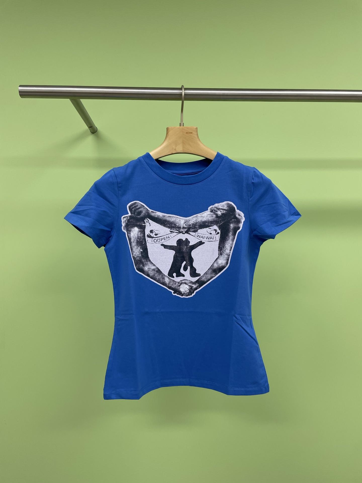 NO:307238,OPEN YY designer brand 25 early spring hug love short sleeves, the classic shoulder-fitting style just satisfies the casual and comfortable feeling, and the shoulder lines have also been modified to make your shoulders look thinner. The two-color style has a pretty sweet and cool feeling, and is especially suitable for small skirts or shorts. The gray-toned base color and love pattern are simply too loving. The short sleeves are round neck straight shoulder cut, and they are just right-angle shoulder feel when you wear them, which makes you look thinner and slim. The regular short sleeve length can cover the flesh of the arms, cover the flesh and hide the belly without being close to the body, pure cotton fabric, high-strength cloth texture, fixed yarn, embracing love is very recognizable, combined with various fashionable items or elements, and matched with simple bottoms, which makes it very urban and casual and comfortable. SML, skirts, shorts, T-shirt, alexander wang19860909OPEN YY设计师品牌25早春抱抱爱心短袖,经典的合肩版型,刚好满足休闲又舒服的感觉,肩部线条也做了修饰,让你的肩膀看上去更加瘦削,两色款自带俏丽甜酷的千金感,而且尤其适合配小裙子或短裤,灰色调调的底色搭配爱心图案简直不要太有爱,短袖是圆领正肩剪裁,随便穿都是直角肩感觉,显薄显瘦,常规短袖长度,可遮手臂肉肉,遮肉藏肚子不贴身,纯棉面料,高支高密的布面纹理,定织纱线,拥抱爱心非常有辨识度,和各种时髦单品或者元素结合,搭配简单的下装,很有城市随性又舒服的感觉. 码数SML,,skirts,shorts,T-shirt,alexander wang,Women's clothing