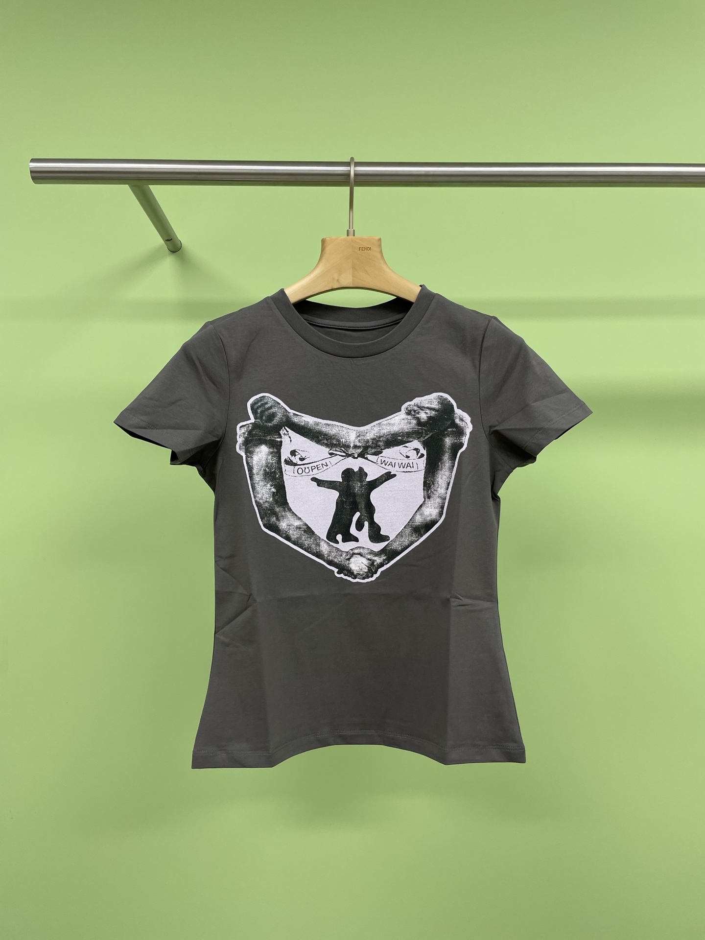 NO:307244,OPEN YY designer brand 25 early spring hug love short sleeves, the classic shoulder-fitting style just satisfies the casual and comfortable feeling, and the shoulder lines have also been modified to make your shoulders look thinner. The two-color style has a pretty sweet and cool feeling, and is especially suitable for small skirts or shorts. The gray-toned base color and love pattern are simply too loving. The short sleeves are round neck straight shoulder cut, and they are just right-angle shoulder feel when you wear them, which makes you look thinner and slim. The regular short sleeve length can cover the flesh of the arms, cover the flesh and hide the belly without being close to the body, pure cotton fabric, high-strength cloth texture, fixed yarn, embracing love is very recognizable, combined with various fashionable items or elements, and matched with simple bottoms, which makes it very urban and casual and comfortable. SML, skirts, shorts, T-shirt, alexander wang19860909OPEN YY设计师品牌25早春抱抱爱心短袖,经典的合肩版型,刚好满足休闲又舒服的感觉,肩部线条也做了修饰,让你的肩膀看上去更加瘦削,两色款自带俏丽甜酷的千金感,而且尤其适合配小裙子或短裤,灰色调调的底色搭配爱心图案简直不要太有爱,短袖是圆领正肩剪裁,随便穿都是直角肩感觉,显薄显瘦,常规短袖长度,可遮手臂肉肉,遮肉藏肚子不贴身,纯棉面料,高支高密的布面纹理,定织纱线,拥抱爱心非常有辨识度,和各种时髦单品或者元素结合,搭配简单的下装,很有城市随性又舒服的感觉. 码数SML,,skirts,shorts,T-shirt,alexander wang,Women's clothing