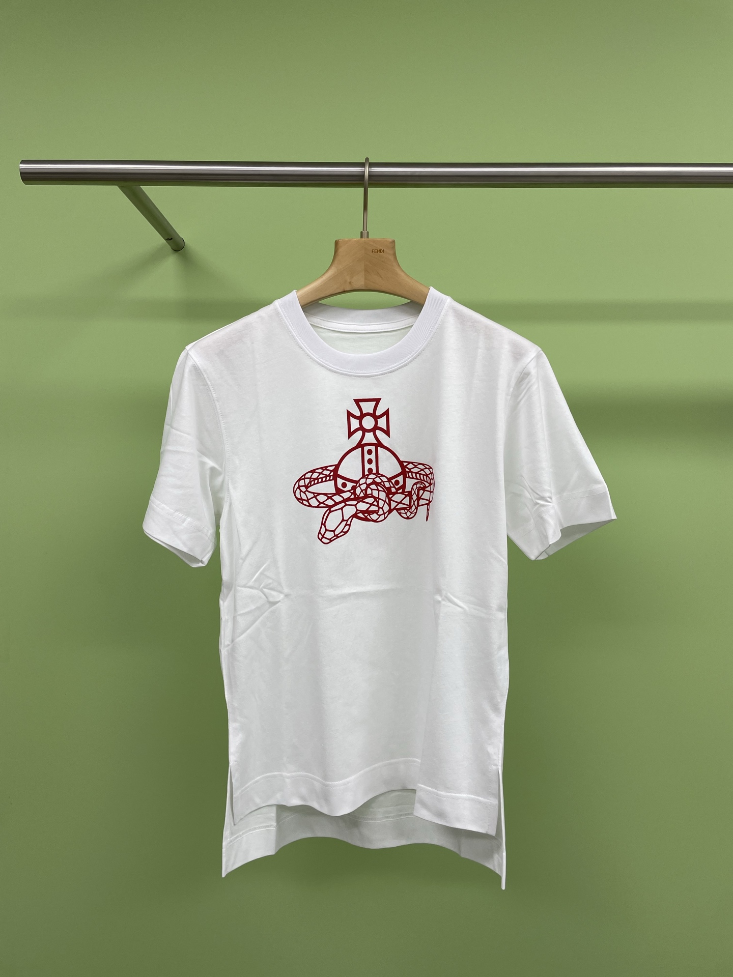 NO:307740,The Queen Mother of the Cialis 2025 Spring and Summer New Product Limited Saturn Snake-shaped Print Loose Short-sleeved T-shirt, the same style as men and women, wear this soft limited edition T-shirt to celebrate the Year of the Snake, and add red to bring good luck. The Saturn series printed casual T-shirt adds special design elements and adds eye-catching red design details, which symbolizes the Year of the Snake, with simple lines and slightly loose style, making this essential item practical and versatile, and can be worn all seasons. The elastic rib collar is, washable and durable, and shoulder-length strip craftsmanship, including the sleeves, are made of double-needle technology, and use soft cotton fabric to bring daily comfortable wearing experience, whether it is leisure time, travel, or daily outfit, all fit. SML P,, T-shirt,tees, t-shirt,alexander wang19860909西太后2025春夏新品限定土星蛇形印花宽松短袖T恤,男女同款百搭休闲风,穿上这款柔软的限定版T恤,欢庆蛇年,红色加身,带来好运,土星系列印花休闲T恤,增加特别设计元素,加入醒目红色设计细节,寓意蛇年大吉大利,线条简洁,版型略微宽松,让这款必备单品实穿百搭,四季都能穿,弹力罗纹领口,耐洗耐穿,通肩拉条工艺,包括袖笼处都是做了双针工艺,采用柔软棉质面料,带来日常舒适穿着体验,无论是休闲时光、旅游出行,还是日常穿搭,通通契合. 码数SML P,,T-shirt,tees，t-shirt,alexander wang,Women's clothing