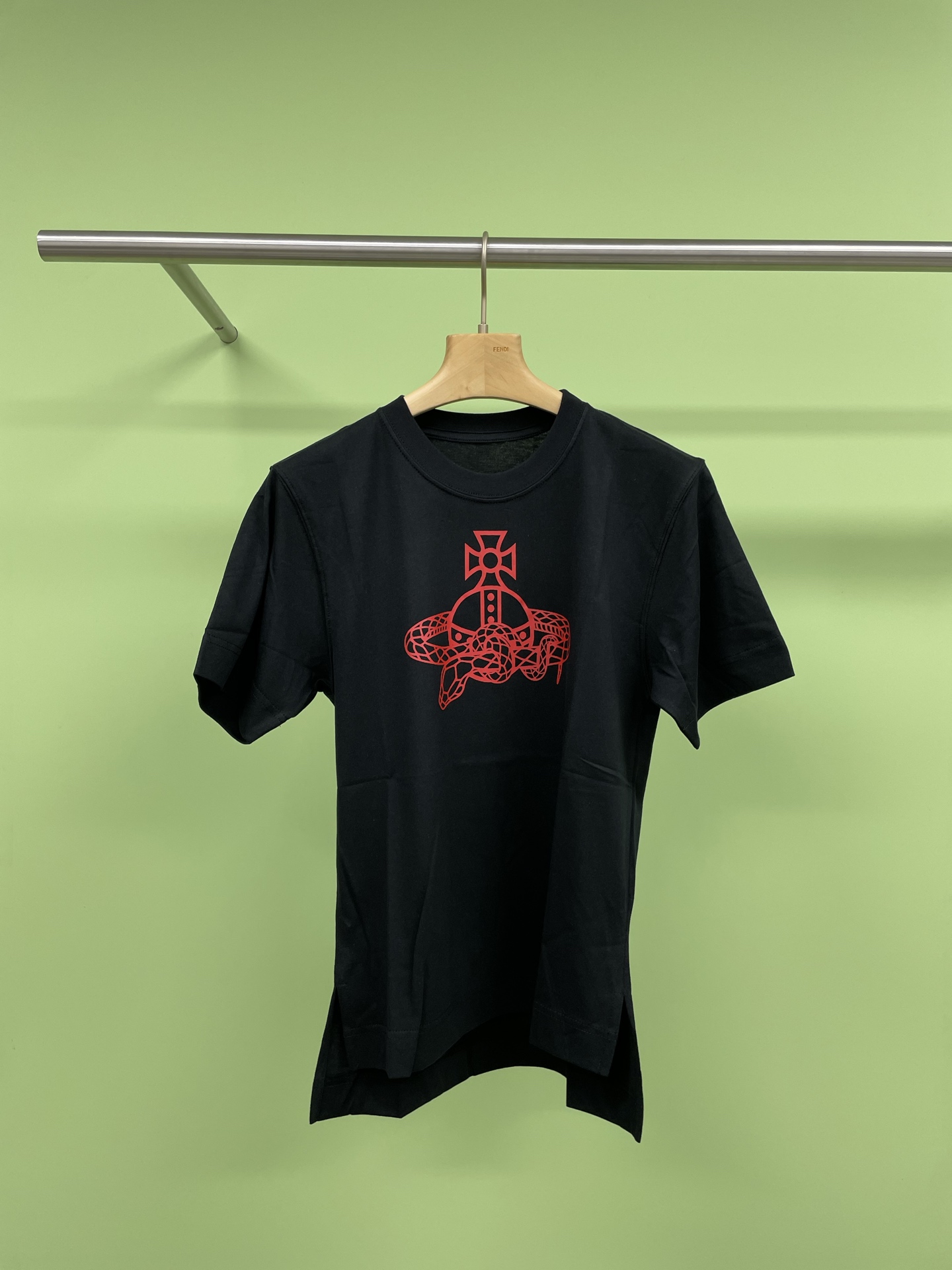 NO:307743,The Queen Mother of the Cialis 2025 Spring and Summer New Product Limited Saturn Snake-shaped Print Loose Short-sleeved T-shirt, the same style as men and women, wear this soft limited edition T-shirt to celebrate the Year of the Snake, and add red to bring good luck. The Saturn series printed casual T-shirt adds special design elements and adds eye-catching red design details, which symbolizes the Year of the Snake, with simple lines and slightly loose style, making this essential item practical and versatile, and can be worn all seasons. The elastic rib collar is, washable and durable, and shoulder-length strip craftsmanship, including the sleeves, are made of double-needle technology, and use soft cotton fabric to bring daily comfortable wearing experience, whether it is leisure time, travel, or daily outfit, all fit. S, T-shirt,tees, t-shirt,alexander wang19860909西太后2025春夏新品限定土星蛇形印花宽松短袖T恤,男女同款百搭休闲风,穿上这款柔软的限定版T恤,欢庆蛇年,红色加身,带来好运,土星系列印花休闲T恤,增加特别设计元素,加入醒目红色设计细节,寓意蛇年大吉大利,线条简洁,版型略微宽松,让这款必备单品实穿百搭,四季都能穿,弹力罗纹领口,耐洗耐穿,通肩拉条工艺,包括袖笼处都是做了双针工艺,采用柔软棉质面料,带来日常舒适穿着体验,无论是休闲时光、旅游出行,还是日常穿搭,通通契合. 码数S,,T-shirt,tees，t-shirt,alexander wang,Women's clothing