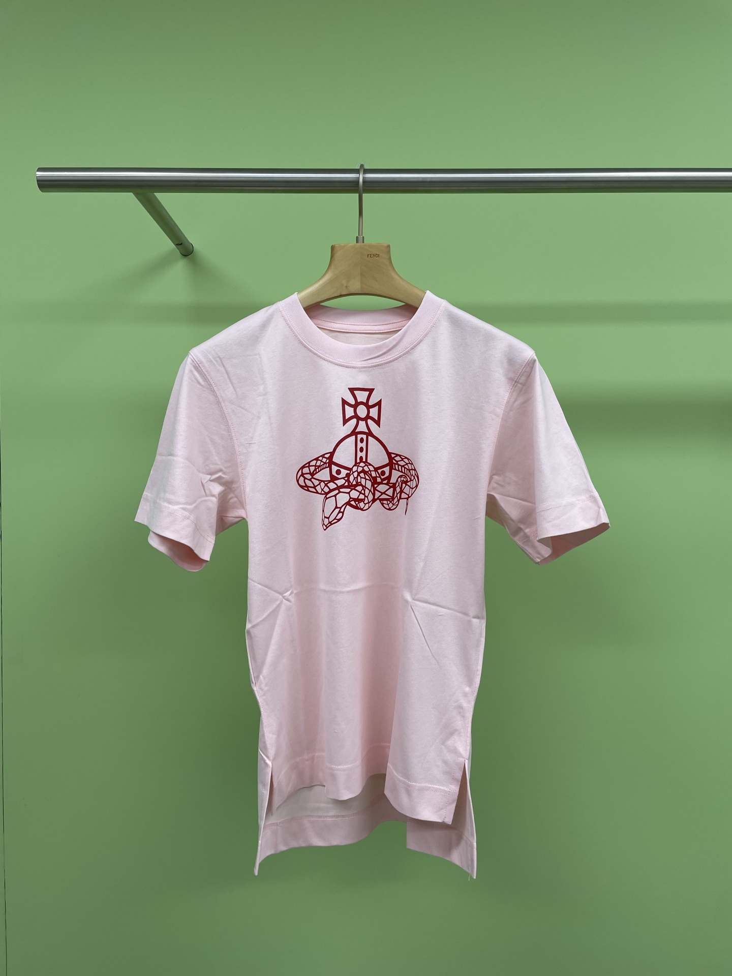 NO:307749,The Queen Mother of the Cialis 2025 Spring and Summer New Product Limited Saturn Snake-shaped Print Loose Short-sleeved T-shirt, the same style as men and women, wear this soft limited edition T-shirt to celebrate the Year of the Snake, and add red to bring good luck. The Saturn series printed casual T-shirt adds special design elements and adds eye-catching red design details, which symbolizes the Year of the Snake, with simple lines and slightly loose style, making this essential item practical and versatile, and can be worn all seasons. The elastic rib collar is, washable and durable, and the shoulder-length pulling bar process, including the sleeves, are made of double-needle technology, and use soft cotton fabric to bring daily comfortable wearing experience, whether it is leisure time, travel, or daily outfit, all fit. SML, T-shirt,tees, t-shirt,alexander wang19860909西太后2025春夏新品限定土星蛇形印花宽松短袖T恤,男女同款百搭休闲风,穿上这款柔软的限定版T恤,欢庆蛇年,红色加身,带来好运,土星系列印花休闲T恤,增加特别设计元素,加入醒目红色设计细节,寓意蛇年大吉大利,线条简洁,版型略微宽松,让这款必备单品实穿百搭,四季都能穿,弹力罗纹领口,耐洗耐穿,通肩拉条工艺,包括袖笼处都是做了双针工艺,采用柔软棉质面料,带来日常舒适穿着体验,无论是休闲时光、旅游出行,还是日常穿搭,通通契合. 码数SML,,T-shirt,tees，t-shirt,alexander wang,Women's clothing