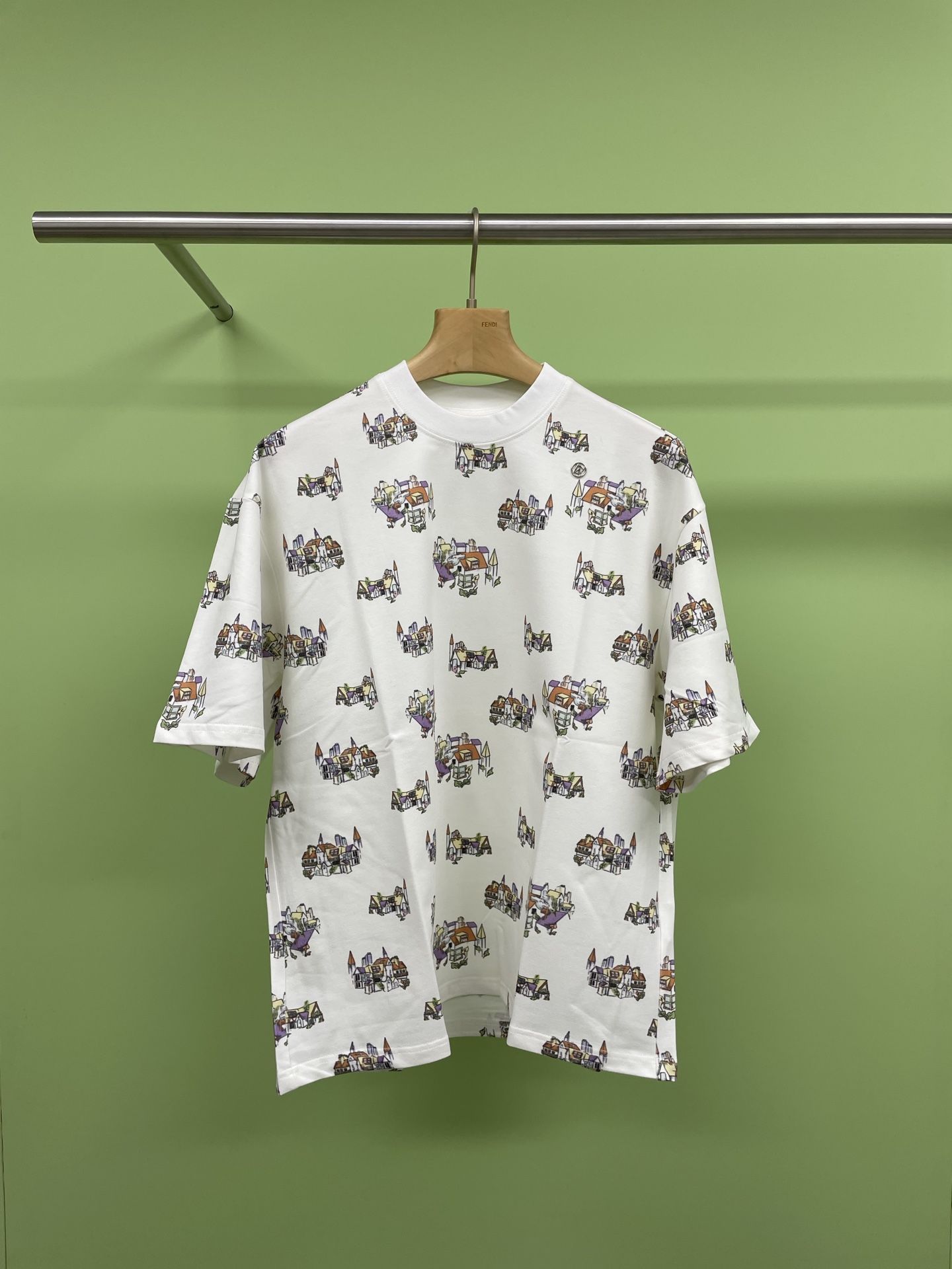 NO:307755,UHOOWU women's 25 spring and summer new simple and versatile full-print house T-shirt, a full-print letter short-sleeved that was questioned, recommend a super-excellent short-sleeved T-shirt, I really can't put it down, this T-shirt is made of pure cotton, with full comfort and breathability, it's really super comfortable to wear in summer, and the design-sensible house printing pattern makes the whole T-shirt instantly become full of personality, and the loose style adds a bit of casual trend. Moreover, this T-shirt is a trendy half-sleeved half-sleeved pairing, which is simple and fashionable to match. It is really a must-have item for goddesses. Comfortable and stylish girls must not miss it. SML P,, T-shirt,tees, t-shirt,alexander wang19860909UHOOWU女款25春夏新品简约百搭满印房子T恤,一款被问爆的满印字母短袖,推荐一款超棒的短袖T恤,真的爱不释手,这款T恤采用纯棉材质,舒适度满分,透气性超好,夏天穿起来真的超级舒服,设计感十足的房子印花图案,让整件T恤瞬间变得个性十足,宽松版型更是增添了几分随性的潮流感,而且这款T恤还是潮牌半袖,搭配起来简单又时尚,真的是女神们的必备单品,舒适又有型女生们一定不能错过哦. 码数SML P,,T-shirt,tees，t-shirt,alexander wang,Women's clothing