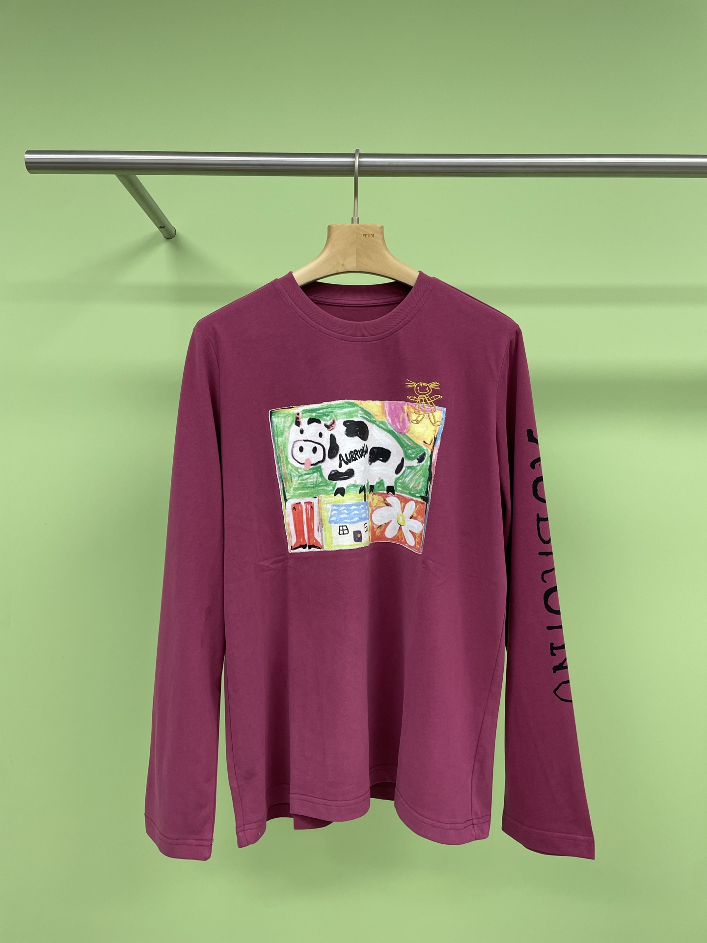 NO:307732,AUBRUINO Cow Farm Print Loose Round Neck T-shirt, Cow Farm T-shirt with Grass at a glance, Cow Farm Print with Children-like brushstrokes on the chest, Childish-like embroidery, and is especially warm and cute, the overall casual style is loose and comfortable, the cotton Galaiser fabric is soft and skin-friendly, and it is very practical and special style to wear alone or in the spring and autumn seasons. Grass at a glance, soft and glutinous and skin-friendly, cute deformation English letter printing is interesting to age, and the loose style is really slack and eye-catching, whether it is worn with skirts or pants. SML, skirts, tees, t-shirt, alexander wang19860909AUBRUINO奶牛农场印花宽松圆领T恤,一眼种草超可爱的奶牛农场T恤,胸前孩童般笔触的奶牛农场印花,童趣生动,配以小女孩形象的剌绣点缀,特别温馨可爱,整体休闲版型宽松舒适,棉加莱赛尔面料柔软亲肤,春秋季节单穿或做内搭都是很实穿又特别的款式,一眼种草,软软糯糯巨亲肤,可爱的变形英文字母印花减龄有趣,宽松版型真的不管搭裙子还是裤子,松弛又吸睛. 码数SML,,skirts,tees，t-shirt,alexander wang,Women's clothing