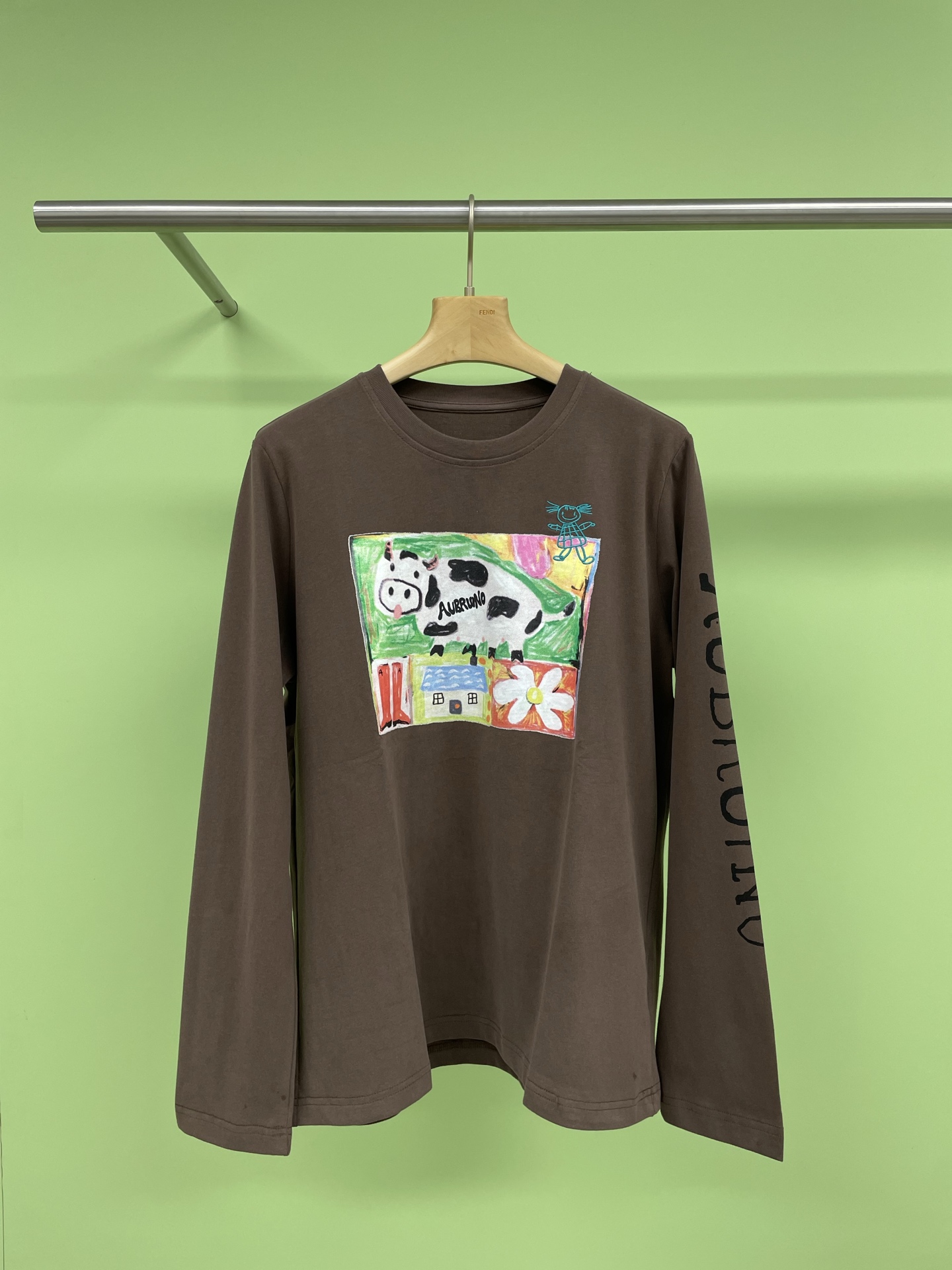 NO:307738,AUBRUINO Cow Farm Print Loose Round Neck T-shirt, Cow Farm T-shirt with Grass at a glance, Cow Farm Print with Children-like brushstrokes on the chest, Childish-like embroidery, especially warm and cute, the overall casual style is loose and comfortable, the cotton Galaiser fabric is soft and skin-friendly, and it is very practical and special style to wear alone or in the spring and autumn seasons. Grass at a glance, soft and glutinous and skin-friendly, cute deformation English letter printing is interesting to age, and the loose style is really slack and eye-catching, whether it is worn with skirts or pants. Size S, skirts, tees, t-shirt, alexander wang19860909AUBRUINO奶牛农场印花宽松圆领T恤,一眼种草超可爱的奶牛农场T恤,胸前孩童般笔触的奶牛农场印花,童趣生动,配以小女孩形象的剌绣点缀,特别温馨可爱,整体休闲版型宽松舒适,棉加莱赛尔面料柔软亲肤,春秋季节单穿或做内搭都是很实穿又特别的款式,一眼种草,软软糯糯巨亲肤,可爱的变形英文字母印花减龄有趣,宽松版型真的不管搭裙子还是裤子,松弛又吸睛. 码数S,,skirts,tees，t-shirt,alexander wang,Women's clothing