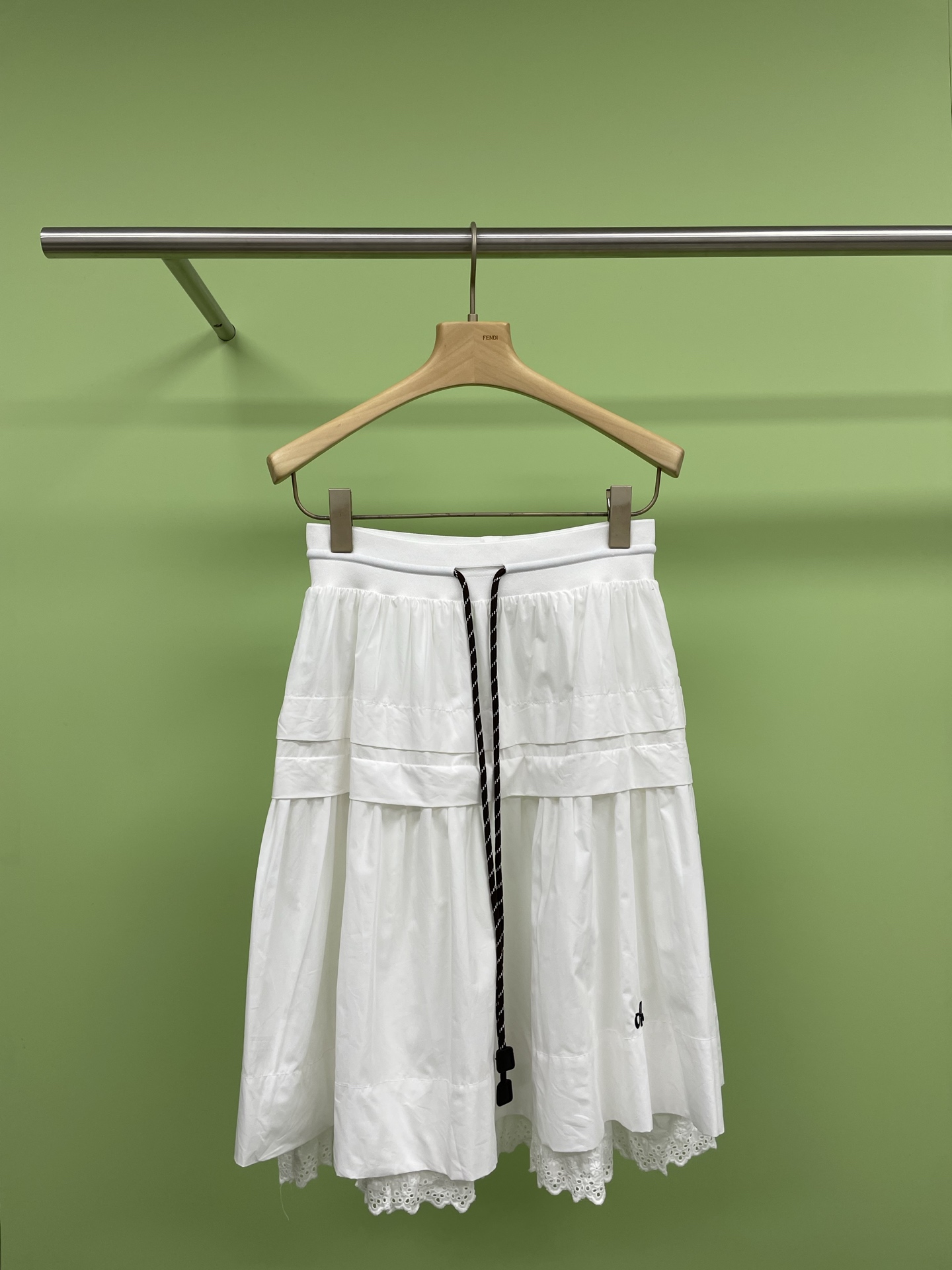 NO:307750,AVVENN 2025 spring new A-shaped threaded waist hem lace spliced ​​skirt, a must-have white lace skirt for summer is beautiful, Hey, sisters are coming in summer, are your wardrobe ready?  Today I will talk about a single piece of white lace skirt that I am super sweet. The high waist design, lengthen the legs, and instantly get the long legs. The details of the lace add a bit of sweet temperament. It is a must-have for dates. The A-line skirt makes you look slim and elegant. You can control any figure. The medium-length style covers small flaws and easily wears it to a good mood. The versatile color is matched with any top. When you wear this skirt, you feel like you are the fresh girl walking by the summer beach. The sea breeze blows, the skirt flutters, and your mood becomes particularly beautiful. Size SM, skirts, alexander wang19860909AVVENN2025春季新品A字螺纹腰下摆蕾丝拼接半身裙,夏日必备白蕾丝半身裙美翻了,Hey,姐妹们夏天就要来了,你的衣橱准备好了吗？今天就来聊聊我超心水的一件单品白色蕾丝半裙,高腰设计,拉长腿部线条,瞬间大长腿get,蕾丝细节,增添了几分甜美气质,约会必备哦, A字裙摆,显瘦又优雅,任何身材都能驾驭,中长款式,遮掩小瑕疵,轻松穿出好心情,百搭色彩,搭配任意上衣都毫无违和感,穿上这条裙子,仿佛自己就是那个走在夏日海边的清新女孩,海风轻拂,裙摆飘飘,心情也变得格外美好. 码数SM,,skirts,alexander wang,Women's clothing