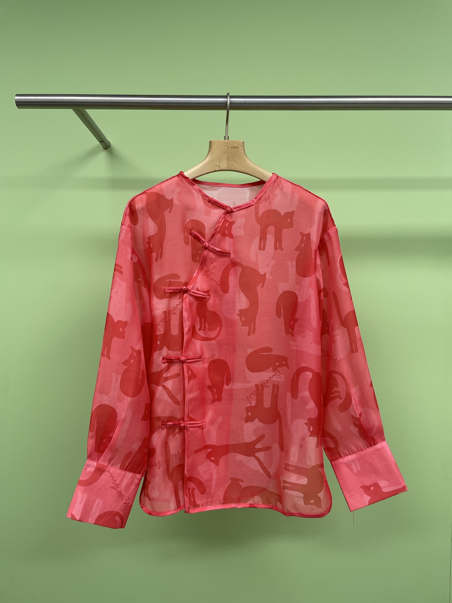 NO:307756,MeetMimiQ designer brand 2025 spring new Chinese printed long-sleeved floral shirt, ancient oriental light Chinese style loose sleeve round neck printed shirt, niche design light Chinese style series, Chinese element printing, lazy color printing, shadows, fresh and elegant, candy color, quiet, delicate and flexible, classic slanted small round neck, easy to put on and take off, very loose size, comfortable and casual and unrestrained, rotator sleeve cutting, very large materials, very cool in summer, soft and comfortable, glossy and warm, rich pearl luster, super drape, unique temperament, silky upper body, like a cloud, there is a chic and handsome texture when walking. Size SM P,,shirts,alexander wang19860909MeetMimiQ设计师品牌2025春款新中式印花长袖花色衬衫,古韵东方轻国风宽松袖圆领印花衬衫,小众设计感轻国风系列,中式元素印花,慵懒感彩色印花,影影绰绰,清新典雅,糖果色系,沉静、细腻又灵活曼妙,经典斜襟小圆领,穿脱方便,非常宽松的尺寸,舒适随性无拘无束,连肩袖裁剪,用料特别大,夏天穿特凉快,手感柔软舒适,光泽优美而温润,丰富的珍珠光泽,超强的垂坠感,得天独厚的气质,上身丝滑,如置云朵,行走间自有一股潇洒帅气质感. 码数SM P,,shirts,alexander wang,Women's clothing