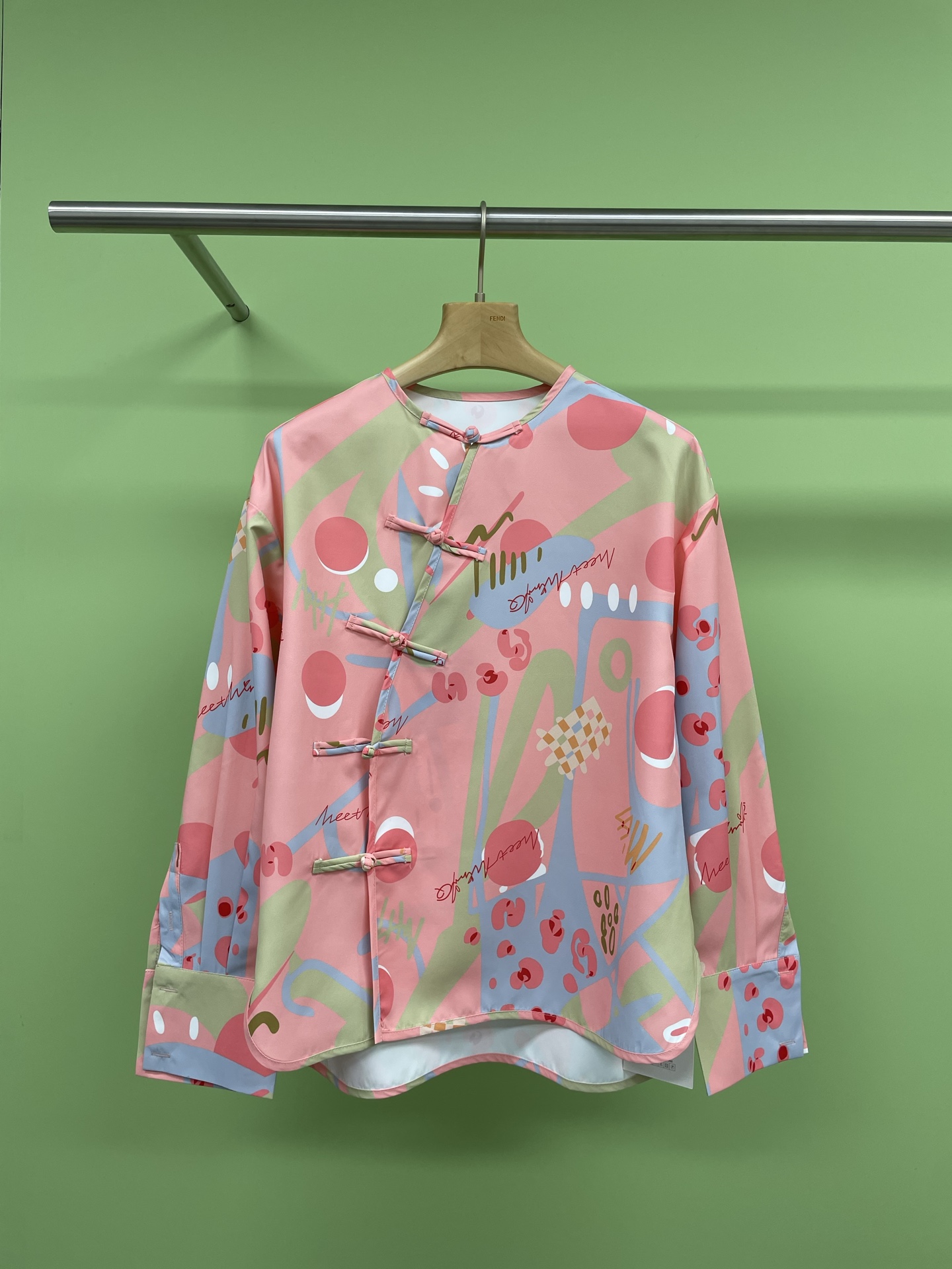 NO:308294,MeetMimiQ designer brand 2025 spring new Chinese style printed long-sleeved floral shirt, ancient oriental light Chinese style loose sleeve round neck printed shirt, niche design light Chinese style series, Chinese element printing, lazy color printing, shadows, fresh and elegant, candy color, quiet, delicate and flexible, classic slanted small round neck, easy to put on and take off, very loose size, lazy bat sleeves, comfortable and casual, unrestrained, rotator sleeves cut, very large materials, very cool in summer, soft and comfortable, glossy and warm, rich pearl luster, super drape, unique temperament, silky upper body, like a cloud, there is a chic and handsome texture when walking. Size SM,,shirts,alexander wang19860909MeetMimiQ设计师品牌2025春款新中式印花长袖花色衬衫,古韵东方轻国风宽松袖圆领印花衬衫,小众设计感轻国风系列,中式元素印花,慵懒感彩色印花,影影绰绰,清新典雅,糖果色系,沉静、细腻又灵活曼妙,经典斜襟小圆领,穿脱方便,非常宽松的尺寸,慵懒蝙蝠袖,舒适随性无拘无束,连肩袖裁剪,用料特别大,夏天穿特凉快,手感柔软舒适,光泽优美而温润,丰富的珍珠光泽,超强的垂坠感,得天独厚的气质,上身丝滑,如置云朵,行走间自有一股潇洒帅气质感. 码数SM,,shirts,alexander wang,Women's clothing