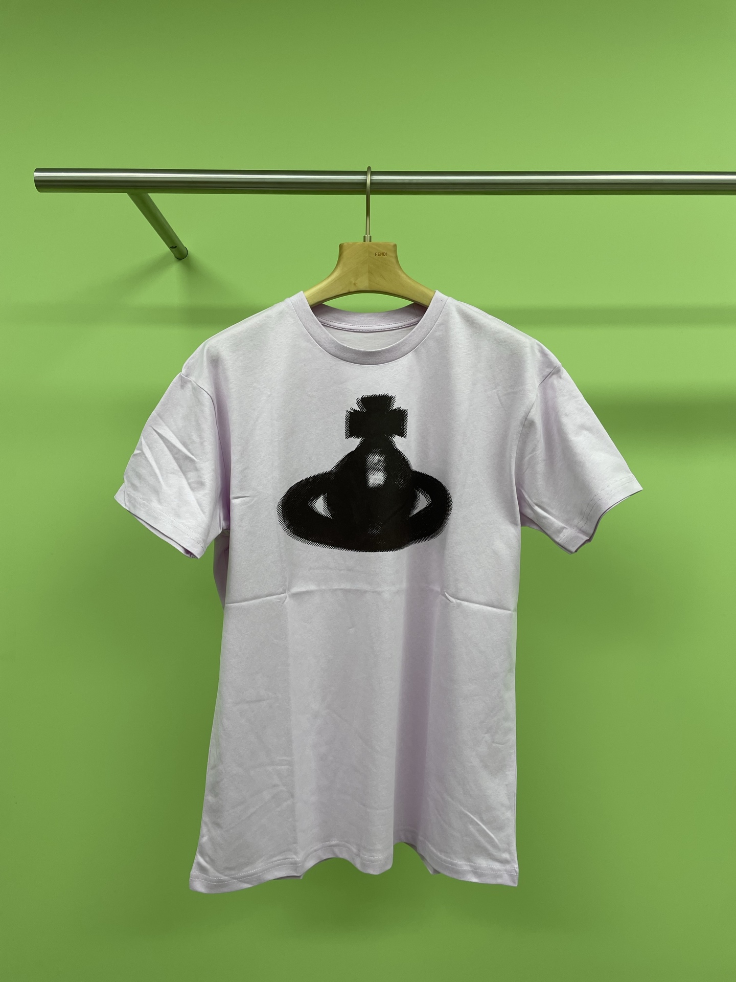 NO:308271,Queen Mother Saturn's smudge printed short-sleeved T-shirt, does it make you love it?  This T-shirt has a unique Saturn print design, which makes you unique among the crowd. The short-sleeved design makes it an excellent choice for your summer outfit. This T-shirt has many highlights. First of all, its design is very unique and has a unique Saturn print. Secondly, its quality is very good, the fabric is soft and comfortable, which can make you feel stuffy all day long. The short-sleeved design is very suitable for summer wear. It is easy to match various pants, making you fashionable, comfortable and practical. In short, this T-shirt in Queen Mother is very worth buying. Whether it is traveling with friends, shopping, shopping, or spending a quiet afternoon at home, it is very comfortable to wear. SML, T-shirt,tees, t-shirt,alexander wang19860909西太后土星晕染印花短袖T恤,有没有让你爱不释手？这款T恤有着独特的土星印花设计,让你在人群中独具特色,而且短袖的设计,让它成为你夏日穿搭的绝佳选择,这款T恤的亮点很多,首先它的设计非常独特,有着别致的土星印花,其次,它的质量很不错,面料柔软舒适,可以让你全天候穿着都不觉得闷热,短袖的设计很适合夏日穿着,轻松搭配各种裤装,让你时尚、舒适、实用并存, 总之,西太后这款T恤非常值得入手,无论是和朋友出游、购物、逛街,还是在家静静地度过一个下午,穿着都很舒服. 码数SML,,T-shirt,tees，t-shirt,alexander wang,Women's clothing