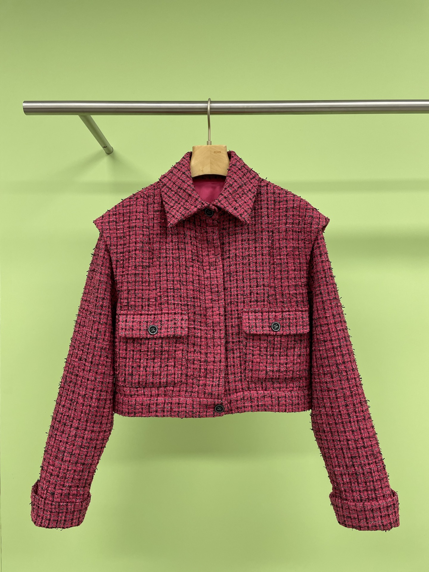 NO:308819,Chanel women's button short cotton tweed lapel jacket. Tweed jacket is very suitable for wearing in spring. The tweed jacket has rich color matching and texture texture, which can show fashion and taste. The unique twill weaving makes the clothes more three-dimensional and high-end. The shiny and delicate webbing combined with soft and delicate natural wool outlines the exquisite plaid texture fabric. Refreshing rose red combined with short neat style, vitality and age reduction, easily highlighting the proportion of women's waist. Lapel style and pockets present Gden details to add a fashionable atmosphere. Tweed jacket jacket can be matched with a variety of items, such as jeans, suit pants, casual pants, etc., easily create different styles, and can be worn appropriately in casual or formal occasions. SML, chanel, chanel, jeans, jackets  & coats,jackets & coats,business suit,alexander wang19860909Chanel香奈儿女士纽扣短款棉质粗花呢翻领夹克外套,粗花呢茄克外套在春季穿非常合适含有棉、羊毛材质,粗花呢面料具有丰富的配色和质感纹理,能够展示出时尚与品味,且独特的斜纹织法,使得衣服更具立体感和高级,闪亮精致织带结合柔软细腻的天然绵羊毛勾勒出精致格纹肌理面料,清爽玫红色结合短款利落版型,活力减龄,轻松凸显女性腰身比例,翻领造型、口袋对格登细节呈现,增添造型时髦气息,粗花呢茄克外套可以与多种单品搭配,如牛仔裤、西装裤、休闲裤等,轻松打造出不同的风格,无论是休闲还是正式场合都能穿着得体. 码数SML,,chanel,chanel,jeans,jackets & coats,jackets & coats,business suit,alexander wang,Women's clothing