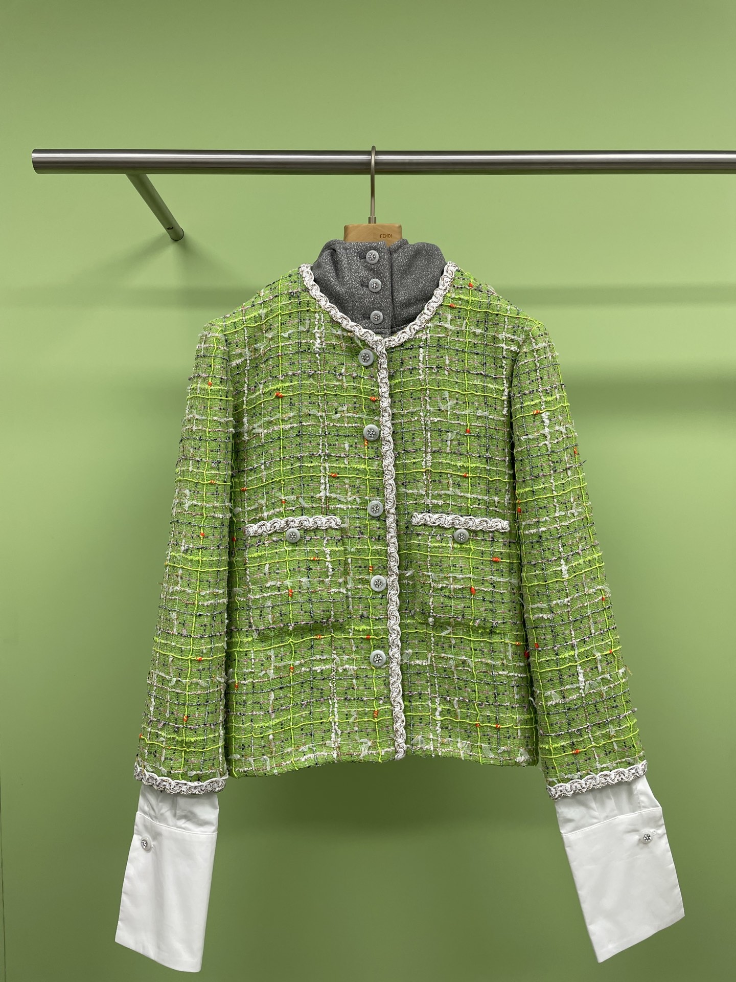 NO:308835,Chanel2025 spring green color wool hooded round neck four-pocket jacket. When this dress show, I felt that it would be this year's dark horse jacket. Generally, green is quite picky, but this one is decorated with color wool. The color matching is just right, softening the color and adding some small playfulness. The real thing is really surprising. The hat of this jacket can be disassembled, which can be said to be both classic and new. The knitting process and texture are full. Looking at this jacket closely, you will be really amazed by its weaving process. The delicate and tight needle method reveals exquisiteness and fashion. The classic small fragrant tweed is integrated into it, adding a different kind of exquisiteness and elegance to this jacket.  , breaks the casual feeling of conventional tops and adds a bit of fashion and nobility. When wearing it, you can easily stand out from the crowd. It is super eye-catching when gatherings and shopping. The hooded design and the casual and versatile hooded design inject a casual and casual soul into it. It is not only practical, but also can switch styles at will according to different occasions and styles. It is simple and fashionable when paired with jeans in daily life. It is simple and fashionable. When paired with casual suit pants, you instantly transform into an exquisite goddess. If you buy this jacket, you are walking outfit templates. What are you waiting for?  Hurry up. SML, chanel, jeans, jackets & coats, business suit, hats, alexander wang19860909chanel2025春款绿色彩呢连帽圆领四口袋外套,这件衣服秀场的时候就感觉会是今年的黑马外套,一般绿色其实蛮挑人的,但是这件用了彩呢点缀 颜色搭配的恰到好处,柔化了本体颜色又添加了一些小俏皮,实物果然很惊喜,这件外套的帽子实物可以拆卸,可以说又经典又是新创意,编织工艺,质感拉满,近看这件外套,真的会被它的编织工艺惊艳到,细腻紧密的针法,每一处纹理都透露着精致,时髦出圈,经典的小香粗花呢融入其中,为这件外套增添了别样的精致与优雅 ,打破了常规上衣的休闲感,多了几分时尚与贵气,穿上它,轻松在人群中脱颖而出,聚会、逛街都超吸睛,连帽设计,随性百搭连帽的设计又为它注入了休闲随性的灵魂,不仅实用,还能根据不同场合和穿搭风格随意切换造型,日常搭配牛仔裤,简约又时尚,搭配休闲西装裤,瞬间变身精致女神,入手这件外套你就是行走的穿搭范本,还在等什么？赶紧冲. 码数SML,,chanel,jeans,jackets & coats,business suit,hats,alexander wang,Women's clothing