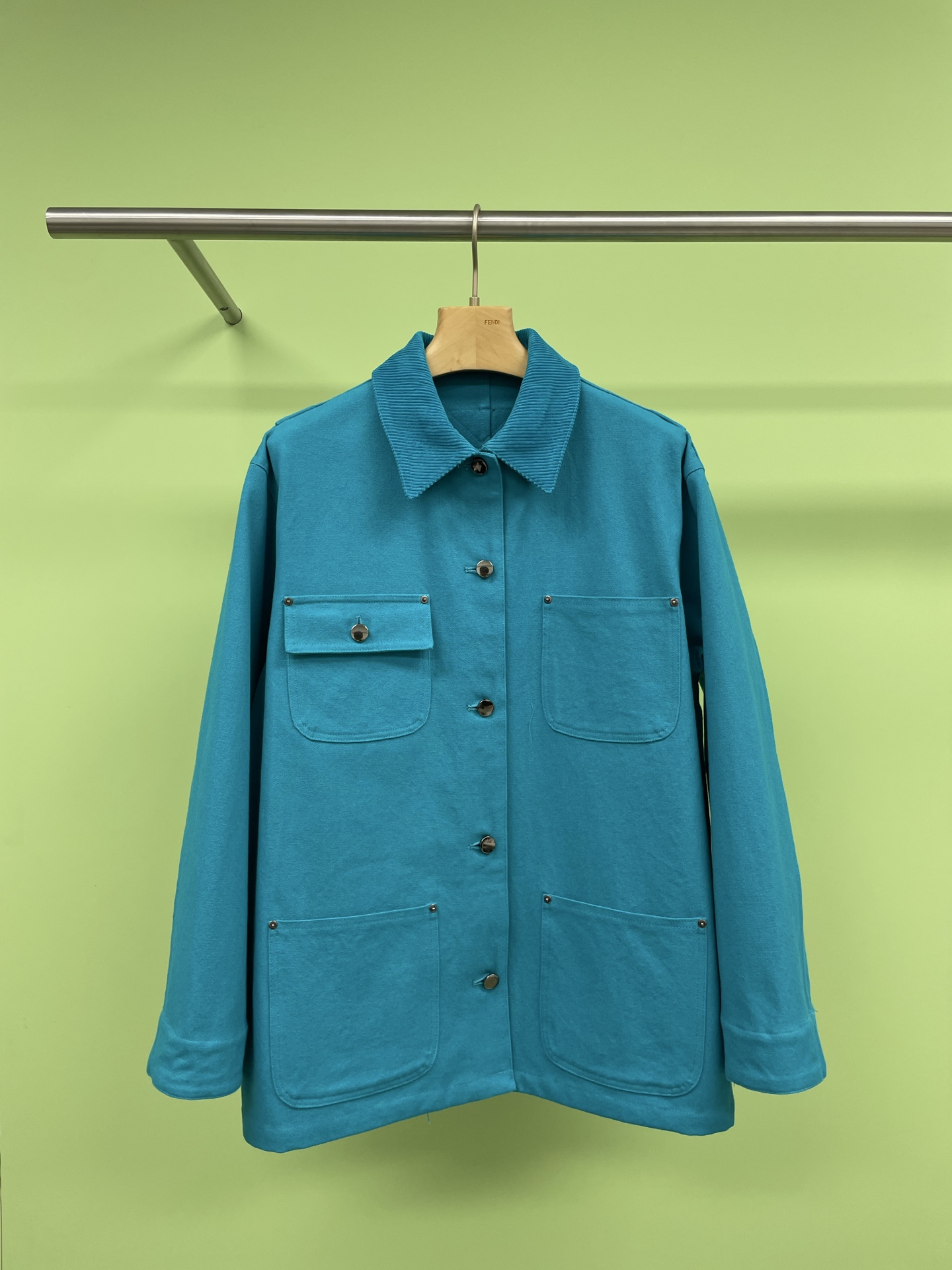 NO:308831,Prada's new spring trendy, cool, fashionable, fashionable, loose and versatile pocket design lapel jacket top, a slim windbreaker jacket with a special color, a design-sensing windbreaker jacket that will be very surprised when you wear it, a high-end show style lake blue, not the old-fashioned tone in the past, we are fixed weaving and dyeing tone, the real thing is more beautiful than the original camera, the contrasting corduroy contrasting splicing small lapel, which is completely extraordinary.  Feeling, early spring little Bane style, with a little retro and low-key lively feeling. The jacket must be resistant to wear. 100 pure cotton Oxford textile fabric is worn and durable, with a full texture. It has a retro American style and is unintentionally fashionable. It is paired with white jeans and looks white like a reflector. It must be the evergreen style in your closet when wearing it in daily life. This spring jacket must be the first choice. It is very casual and casual, classic and handsome.  SML, prada, jeans, jackets & coats, jackets & coats, alexander wang19860909Prada春季新款潮酷时髦时尚宽松百搭口袋设计感翻领夹克外套上衣,一件色系很特别的显瘦风衣外套,穿上会很惊喜的一款设计感风衣夹克,高级百看不厌的秀场款湖蓝色,不是以往印象里显老气的色调,我们是定织定染调色,实物比原相机拍出来更美,撞色的灯芯绒撞色拼接小翻领,完全不普通的高级感,早春小巴恩风,带有一点复古低调的活泼感,外套一定要抗穿,选用了100纯棉的牛津纺质感面料,耐磨耐穿,质感拉满,有腔调很复古美式,不经意间的时髦,搭配白色牛仔裤,反光板一样的显白好看,日常去穿一定是你衣柜里常青款,这个春天外套一定是首选它,很休闲又很随性,经典又帅气洒脱. 码数SML,,prada,jeans,jackets & coats,jackets & coats,alexander wang,Women's clothing