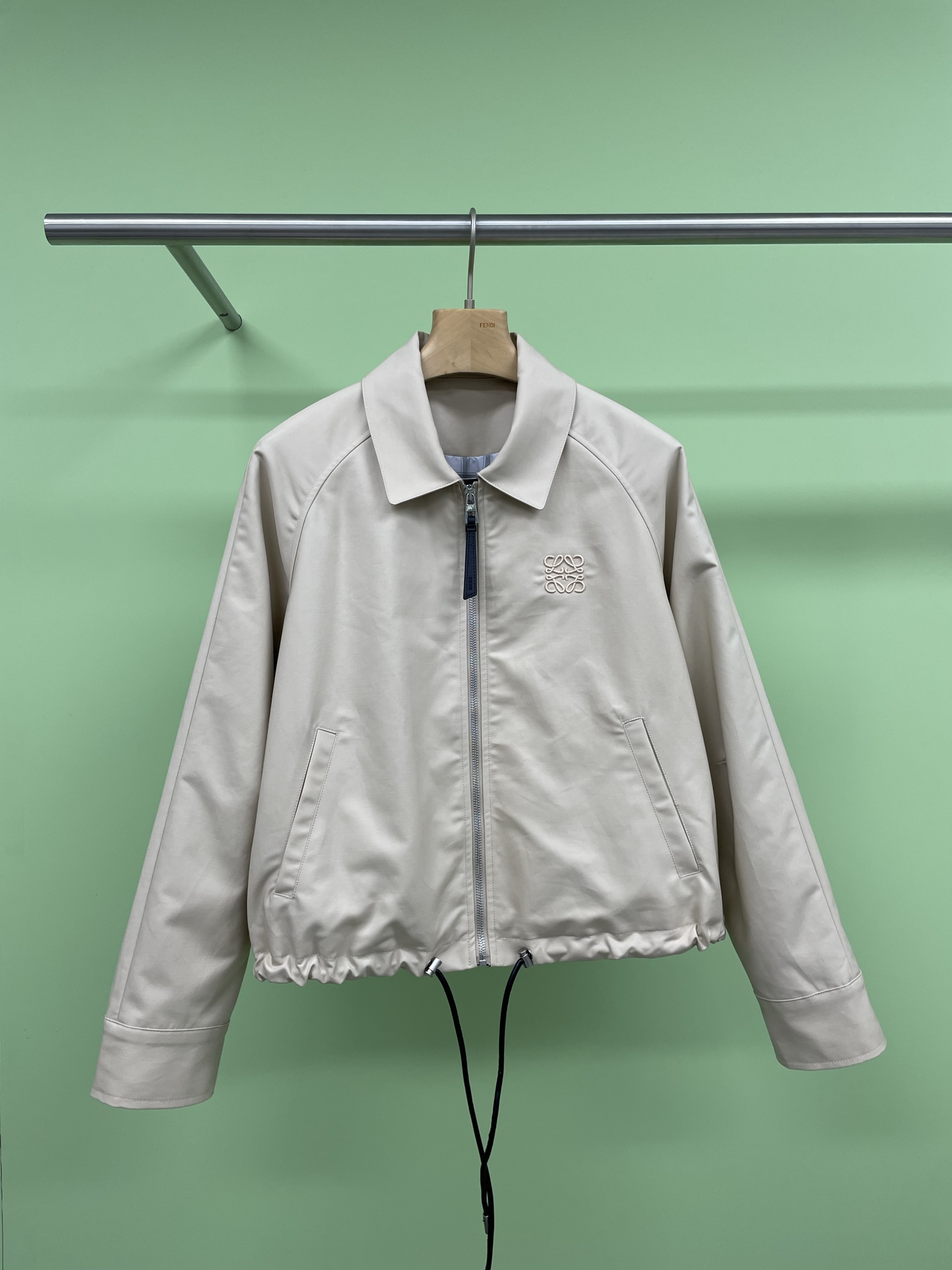 NO:308839,Jackets and pants Yang Mi Paris Fashion Week same jacket, you can wear this one forever, loewe implements the classics to the end, the classic logo looks low-key, the front plaque is full of details, it is really not too versatile, can be worn in spring, autumn and winter, it is simply a universal item in the wardrobe, the classic short design, lengthens the leg proportions, and small people can also wear long legs, the fabric is comfortable, windproof and breathable, the weather is changeable, practicality is full, it looks very good with jeans, casual pants, and skirts, which can be salty or sweet, and the style is switched at will. Recently, it depends on it when you go out, and it is a street photography feel, and the sisters are done. SML,,loewe, skirts, jeans, jackets & coats, jackets & coats, alexander wang19860909外套裤子杨幂巴黎时装周同款夹克外套,这件你可以穿到天荒地老,loewe将经典贯彻到底,经典小logo显低调,前襟拼皮下摆抽绳设计细节满满,真的不要太百搭,春秋冬三季都能穿,简直是衣柜里的万能单品,经典的短款设计,拉长腿部比例,小个子也能穿出大长腿,面料舒服防风又透气,天气多变也不怕,实用性拉满,配牛仔裤、休闲裤、裙子都超好看,可盐可甜,风格随意切换,最近出门全靠它,随便一穿就是街拍感,姐妹们冲就完事了. 码数SML,,loewe,skirts,jeans,jackets & coats,jackets & coats,alexander wang,Women's clothing