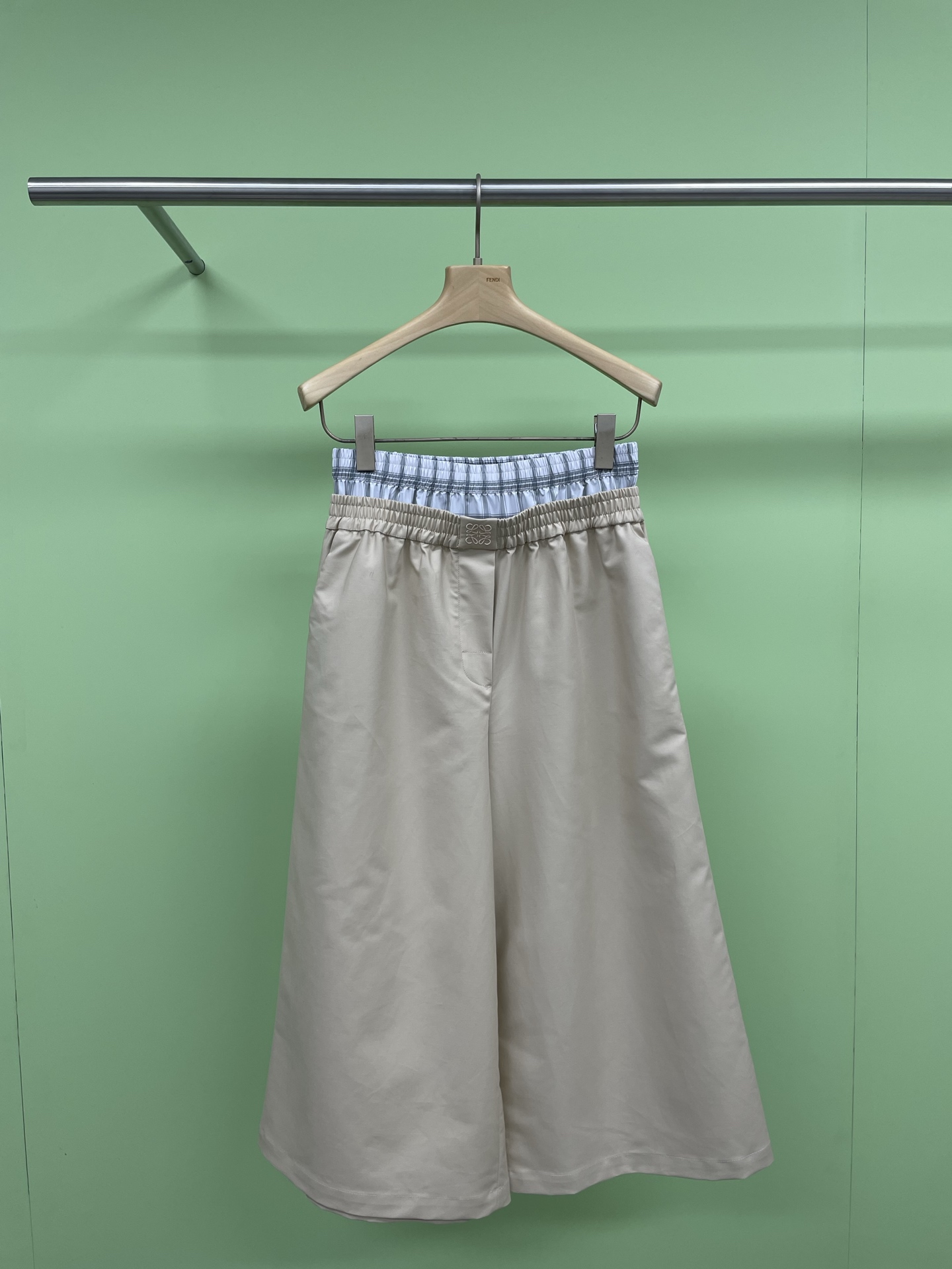 NO:308841,Jackets and pants Yang Mi Paris Fashion Week same jacket, this one can be worn forever, loewe implements the classics to the end, the classic logo looks low-key, the front plaque is full of details, it is really not too versatile, can be worn in spring, autumn and winter, it is simply a universal item in the wardrobe, the classic short design, lengthens the leg proportions, and small people can also wear long legs, the fabric is comfortable, windproof and breathable, the weather is changeable, practicality is full, it looks very good with jeans, casual pants, and skirts, which can be salty or sweet, and the style is switched at will. Recently, it depends on it when you go out, and you can wear it casually, and it is a street photography feel, and the sisters will do it. SML coat, loewe, skirts, jeans, jackets & coats, jackets & coats, alexander wang19860909外套裤子杨幂巴黎时装周同款夹克外套,这件你可以穿到天荒地老,loewe将经典贯彻到底,经典小logo显低调,前襟拼皮下摆抽绳设计细节满满,真的不要太百搭,春秋冬三季都能穿,简直是衣柜里的万能单品,经典的短款设计,拉长腿部比例,小个子也能穿出大长腿,面料舒服防风又透气,天气多变也不怕,实用性拉满,配牛仔裤、休闲裤、裙子都超好看,可盐可甜,风格随意切换,最近出门全靠它,随便一穿就是街拍感,姐妹们冲就完事了. 码数SML 外套,,loewe,skirts,jeans,jackets & coats,jackets & coats,alexander wang,Women's clothing