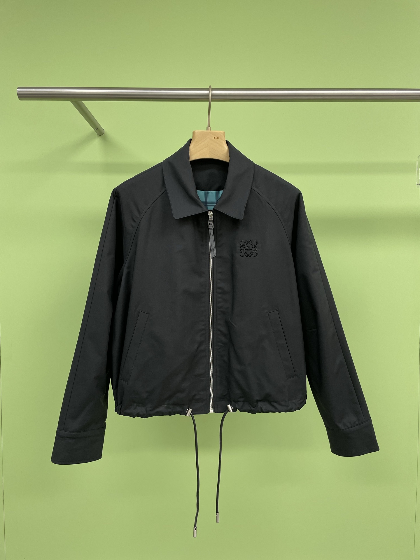 NO:308845,Jackets and pants Yang Mi Paris Fashion Week same jacket, you can wear this one forever, loewe implements the classics to the end, the classic logo looks low-key, the front plaque is full of details, it is really not too versatile, can be worn in spring, autumn and winter, it is simply a universal item in the wardrobe, the classic short design, lengthens the leg proportions, and small people can also wear long legs, the fabric is comfortable, windproof and breathable, the weather is changeable, practicality is full, it looks very good with jeans, casual pants, and skirts, which can be salty or sweet, and the style is switched at will. Recently, it depends on it when you go out, and it is a street photography feel, and the sisters are done. SML,,loewe, skirts, jeans, jackets & coats, jackets & coats, alexander wang19860909外套裤子杨幂巴黎时装周同款夹克外套,这件你可以穿到天荒地老,loewe将经典贯彻到底,经典小logo显低调,前襟拼皮下摆抽绳设计细节满满,真的不要太百搭,春秋冬三季都能穿,简直是衣柜里的万能单品,经典的短款设计,拉长腿部比例,小个子也能穿出大长腿,面料舒服防风又透气,天气多变也不怕,实用性拉满,配牛仔裤、休闲裤、裙子都超好看,可盐可甜,风格随意切换,最近出门全靠它,随便一穿就是街拍感,姐妹们冲就完事了. 码数SML,,loewe,skirts,jeans,jackets & coats,jackets & coats,alexander wang,Women's clothing