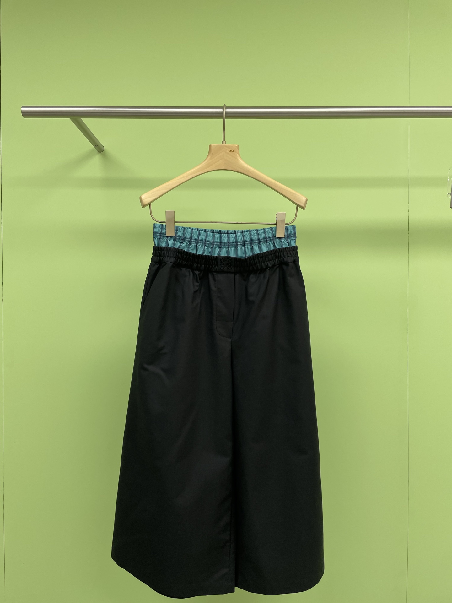 NO:308849,Jackets and pants LOEWE Yang Mi Paris Fashion Week same jacket, this one can be worn forever, loewe implements the classics to the end, the classic logo looks low-key, the front plaque is full of details, it is really not too versatile, can be worn in spring, autumn and winter, it is simply a universal item in the wardrobe, the classic short design, lengthens the leg proportions, and small people can also wear long legs. The fabric is comfortable, windproof and breathable, and the weather is changeable, and it is full of practicality. It looks very good with jeans, casual pants, and skirts. It can be salty or sweet, and the style is switched at will. Recently, it depends on it when you go out. Just wear it casually, and it feels like a street shot. Sisters are done. Size SM,,loewe, skirts, jeans, jackets & coats, jackets & coats, alexander wang19860909外套裤子LOEWE杨幂巴黎时装周同款夹克外套,这件你可以穿到天荒地老,loewe将经典贯彻到底,经典小logo显低调,前襟拼皮下摆抽绳设计细节满满,真的不要太百搭,春秋冬三季都能穿,简直是衣柜里的万能单品,经典的短款设计,拉长腿部比例,小个子也能穿出大长腿,面料舒服防风又透气,天气多变也不怕,实用性拉满,配牛仔裤、休闲裤、裙子都超好看,可盐可甜,风格随意切换,最近出门全靠它,随便一穿就是街拍感,姐妹们冲就完事了. 码数SM,,loewe,skirts,jeans,jackets & coats,jackets & coats,alexander wang,Women's clothing