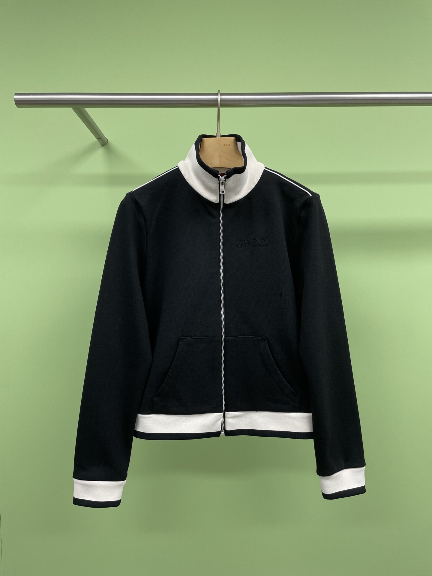 NO:309409,Tops and pants P black and white contrasting casual sports suit, whoever wears them is a paper person, both sports and leisure, today I must share this sports suit with you. I really love it. The slim fit style is very friendly to all figures, and it is unique to hide the flesh to make you look slim. The design of the sweatshirt is very tricky, and the unique neckline and cuff details make the overall fashion increase. When you wear it, you will be the most beautiful boy on the street. The fabric is comfortable and just right to wear in spring and autumn, and the fabric is skin-friendly and breathable.  , you won’t feel stuffy when exercising. Running and fitness are super suitable. Wearing during leisure can also make you feel relaxed and comfortable. This set can directly solve the problem of dressing, and you no longer have to worry about wearing it every day. Pairing sports shoes can make you full of vitality to exercise; changing into shoes and being able to go out easily is a blessing for lazy people. Whether it is sports and fitness or daily travel, this set of sports suits can perfectly hold the scene, and with it both fashion and comfort.  SML, Sneakers, hoodie, sweatshirts, alexander wang19860909上衣裤子P黑白撞色休闲运动套装,谁穿谁是纸片人,运动休闲两不误,今天必须给你们分享这款运动套装,真的太爱了,设计感满满修身的版型,对各种身材都超友好,藏肉显瘦一绝,卫衣的设计很有小心机,独特的领口、袖口细节,让整体时尚度直线上升,穿上你就是街头最靓的仔,面料舒适春秋穿刚刚好,面料亲肤透气,运动的时候也不会觉得闷热,跑步、健身都超合适,休闲时穿,也能让你轻松自在,搭配方便这一套直接搞定穿搭难题,再也不用每天为穿什么发愁,搭配运动鞋,活力满满去运动；换上板鞋,又能轻松出街,简直是懒人福音,无论是运动健身,还是日常出行,这套运动套装都能完美hold住场面,有了它时尚与舒适兼得. 码数SML,,sneakers,hoodie,sweatshirts,alexander wang,Women's clothing