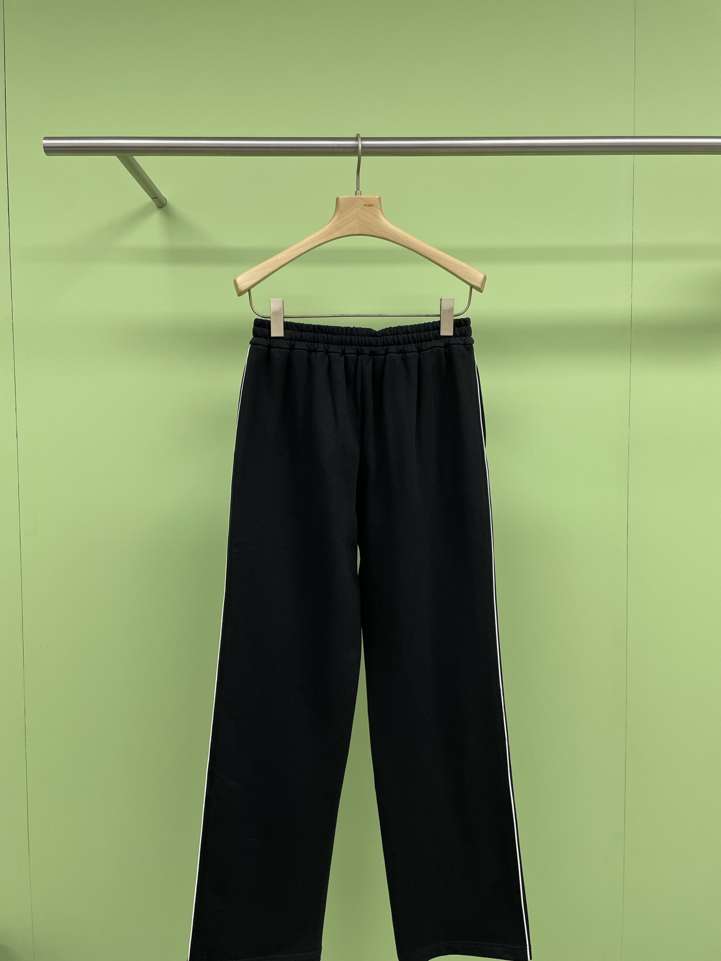 NO:309415,Tops and pants P black and white contrasting casual sports suit, whoever wears them is a paper person, both sports and leisure, today I must share this sports suit with you. I really love it. The slim fit style is very friendly to all figures, and it is unique to hide the flesh to make you look slim. The design of the sweatshirt is very tricky, and the unique neckline and cuff details make the overall fashion increase. When you wear it, you will be the most beautiful boy on the street. The fabric is comfortable and just right to wear in spring and autumn, and the fabric is skin-friendly and breathable.  , you won’t feel stuffy when exercising. Running and fitness are super suitable. Wearing during leisure can also make you feel relaxed and comfortable. This set can directly solve the problem of dressing, and you no longer have to worry about wearing it every day. Pairing sports shoes can make you full of vitality to exercise; changing into shoes and being able to go out easily is a blessing for lazy people. Whether it is sports and fitness or daily travel, this set of sports suits can perfectly hold the scene, and with it both fashion and comfort.  SML, Sneakers, hoodie, sweatshirts, alexander wang19860909上衣裤子P黑白撞色休闲运动套装,谁穿谁是纸片人,运动休闲两不误,今天必须给你们分享这款运动套装,真的太爱了,设计感满满修身的版型,对各种身材都超友好,藏肉显瘦一绝,卫衣的设计很有小心机,独特的领口、袖口细节,让整体时尚度直线上升,穿上你就是街头最靓的仔,面料舒适春秋穿刚刚好,面料亲肤透气,运动的时候也不会觉得闷热,跑步、健身都超合适,休闲时穿,也能让你轻松自在,搭配方便这一套直接搞定穿搭难题,再也不用每天为穿什么发愁,搭配运动鞋,活力满满去运动；换上板鞋,又能轻松出街,简直是懒人福音,无论是运动健身,还是日常出行,这套运动套装都能完美hold住场面,有了它时尚与舒适兼得. 码数SML,,sneakers,hoodie,sweatshirts,alexander wang,Women's clothing