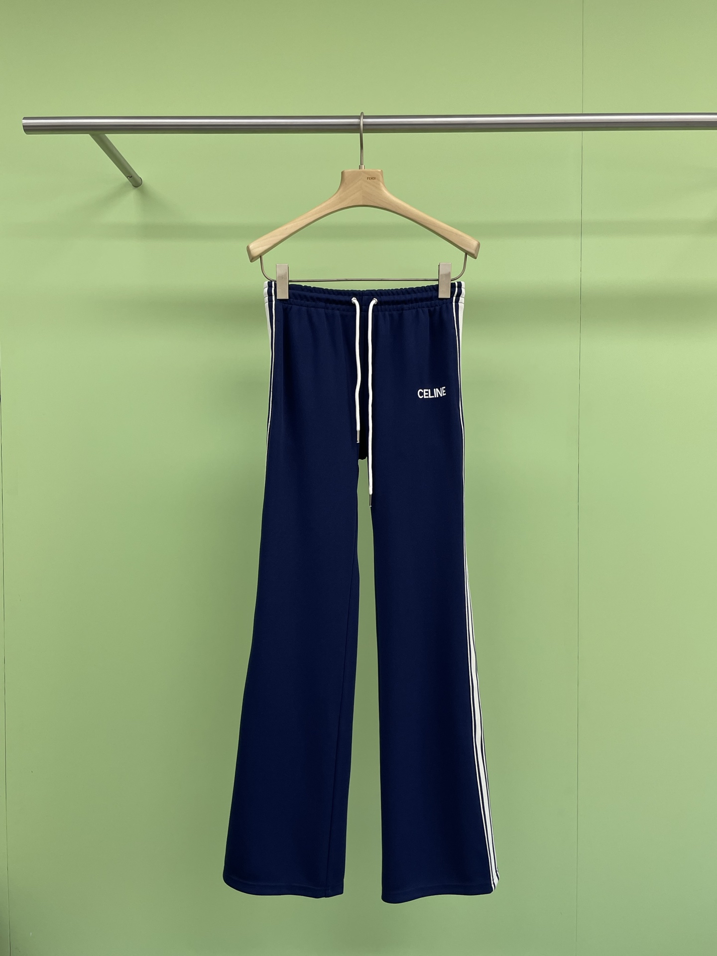 NO:309421,Tops, pants, senior blue and white webbing sports and casual suit, don’t know what to wear in spring?  Try this youth suit, love ce  The home sports suit is full of classics, showing a fashionable and sporty style. Not to mention, this navy color scheme is very eye-catching. Coupled with the clean and neat style and the color-blocking webbing with rotator sleeves, the style is simple and fashionable. A set of upper body looks taller, slimming, full of vitality and age reduction effects are very strong. The fabric is high-quality, comfortable and durable, and uses high-quality materials, soft and full texture. In early spring, it can not only resist slight coolness for you, but also not make you feel stuffy. Moreover, this fabric has good wear resistance and wrinkle resistance, allowing you to keep it neat and beautiful for a long time, and the details show quality. The exquisite stitching and solid zippers, each detail highlights the high-end feeling of this jacket. Moreover, its quality is excellent, durable and not easy to deform, allowing you to enjoy this fashion and comfort for a long time, allowing you to become the focus of fashion this early autumn and show unique charm.  SML, Jackets & coats,alexander wang19860909上衣 裤子P高龄蓝拼白色织带运动休闲套装,开春不知道穿什么？试试这套青春套装,超爱ce 家的运动套装,满满的经典,尽显时髦运动风,别的不说单单这个海军蓝的配色就非常吸引眼球,再加上干净利落的版型和连肩袖的拼色织带,款式简单又很时尚,一套上身显高显瘦充满活力减龄效果非常强,面料优质,舒适耐穿,采用高品质的材质,手感柔软,质感十足,在早春季节,既能为你抵挡微微的凉意,又不会让你感到闷热,而且这种面料具有良好的耐磨性和抗皱性,让你可以长久地保持整洁美观,细节之处尽显品质,精致的缝线、牢固的拉链,每一个细节都彰显着这件外套的高级感,而且它的质量超棒,耐穿不易变形,让你可以长久地享受这份时尚与舒适,让你在这个早秋成为时尚焦点,展现出独特的魅力. 码数SML,,jackets & coats,alexander wang,Women's clothing