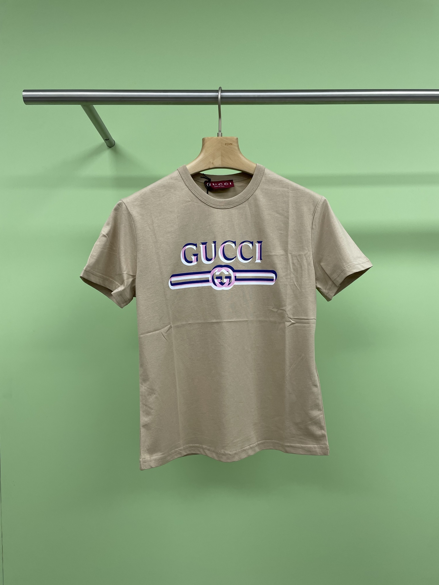 NO:309427,Gucci spring and summer slim double G letter printed T-shirt, this short-sleeved T-shirt is really amazing. Babies with big breasts can easily control it and will not look fat at all. Instead, it can highlight a super good figure. The slim but not tight style has a sense of waist pinching, making your figure more charming. The embellishment of pink and white color-blocking letter printing is full of fashion sense. No matter what pants you match, there is no sense of incongruity, don't hesitate, just close your eyes and will never disappoint you. SML, gucci, T-shirt, tees, t-shirt, alexander wang19860909Gucci春夏修身款双G字母印花T恤,这件短袖 T 恤真的太绝了,大胸宝宝也能轻松驾驭,完全不会显胖,反而能凸显出超级好的身材,修身但不紧身的版型,自带掐腰感,让你的身材曲线更加迷人,粉白拼色字母印花的点缀,时尚感十足,无论搭配什么裤子都毫无违和感,别再犹豫了,直接闭眼入吧,绝对不会让你失望的. 码数SML,,gucci,T-shirt,tees，t-shirt,alexander wang,Women's clothing