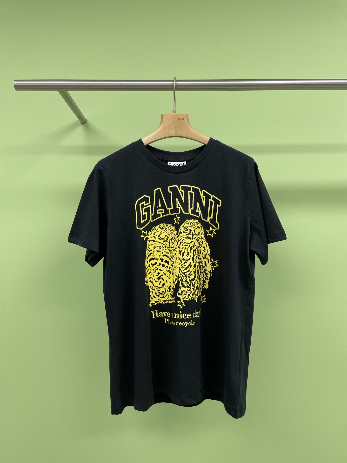 NO:310392,Ganni 2025 summer owl print T-shirt, a must-have in summer, and the hot summer is hot, how can you miss a refreshing short-sleeved T-shirt?  Today I recommend this trendy and creative owl printed short-sleeved T-shirt to you, which will definitely make you love. First of all, the niche design of this T-shirt makes you unique among the crowd. It is fashionable when you wear it inside and out. The simple design style makes your summer look more refreshing. Moreover, the gray style of this T-shirt has a super whitening effect, making your skin brighter. Cotton fabric, heavy-duty, breathable and comfortable, and can keep it refreshing even in the hot summer. The loose style can be easily controlled. No matter what body type you are, you can easily wear it and wear it in a casual and comfortable style. This T-shirt is definitely a must-have for your summer wardrobe. SML, T-shirt,tees, t-shirt,alexander wang19860909Ganni2025夏季猫头鹰印花T恤,夏季必备,夏日炎炎,怎能少了一件清爽的短袖T恤呢？今天给大家安利这款潮牌创意的猫头鹰印花短袖T恤,绝对让你爱不释手,首先这款T恤的小众设计,让你在人群中独树一帜,内搭外出,怎么穿都时髦,简约的设计风格,让你的夏日look更加清爽,而且,这款T恤的灰色款有着超强的显白效果,让你肤色更加亮白,棉质面料,重磅打造,透气舒适,即使夏日炎炎也能保持清爽,宽松的版型,无论你是哪种体型,都能轻松驾驭,穿出休闲舒适的风范,这款T恤绝对是你的夏季衣橱必备哦. 码数SML,,T-shirt,tees，t-shirt,alexander wang,Women's clothing