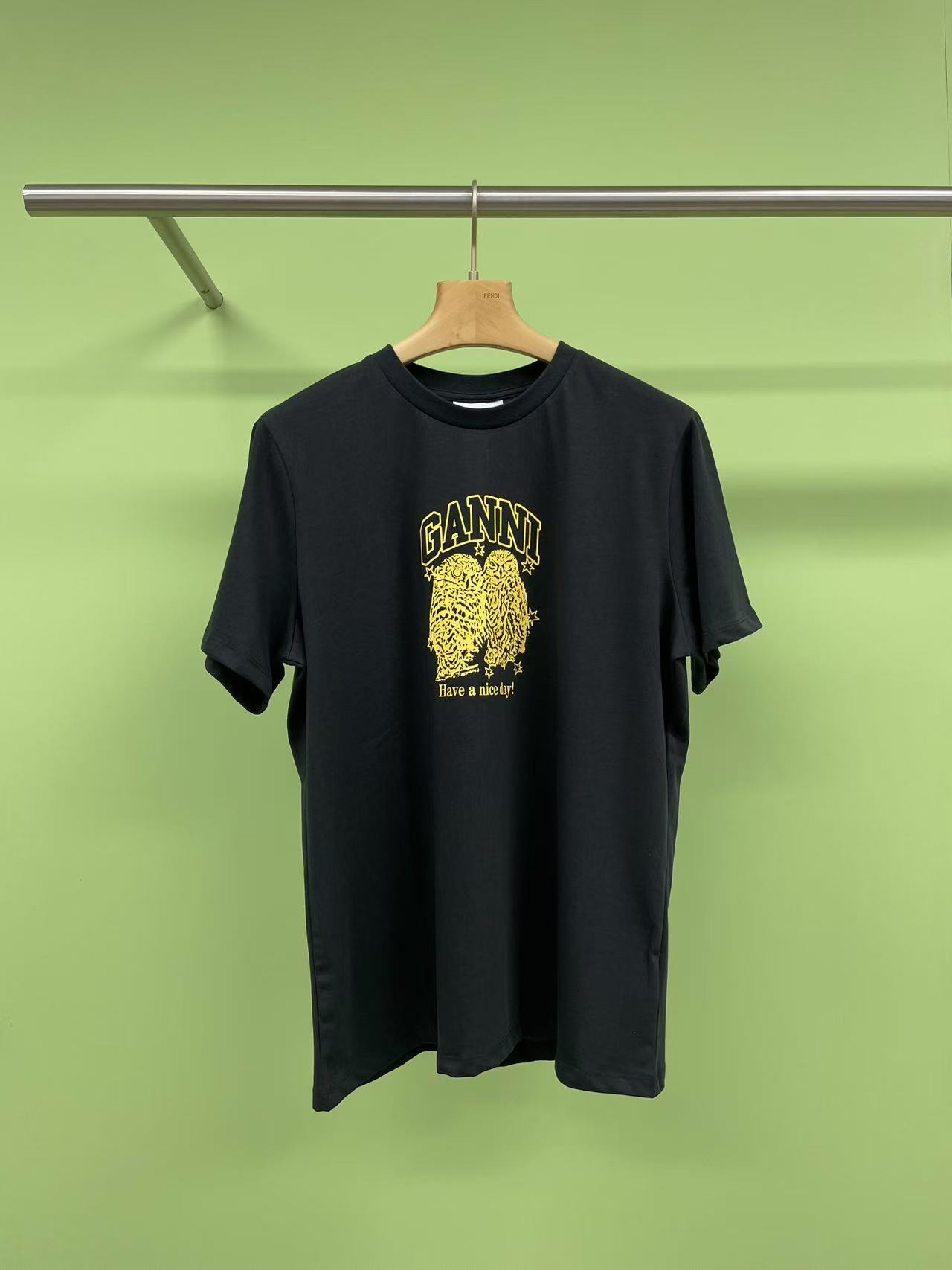 NO:310398,Ganni 2025 summer owl print T-shirt, a must-have in summer, and the hot summer is hot, how can you miss a refreshing short-sleeved T-shirt?  Today I recommend this trendy and creative owl printed short-sleeved T-shirt to you, which will definitely make you love. First of all, the niche design of this T-shirt makes you unique among the crowd. It is fashionable when you wear it inside and out. The simple design style makes your summer look more refreshing. Moreover, the gray style of this T-shirt has a super whitening effect, making your skin brighter. Cotton fabric, heavy-duty, breathable and comfortable, and can keep it refreshing even in the hot summer. The loose style can be easily controlled. No matter what body type you are, you can easily wear it and wear it in a casual and comfortable style. This T-shirt is definitely a must-have for your summer wardrobe. SML, T-shirt,tees, t-shirt,alexander wang19860909Ganni2025夏季猫头鹰印花T恤,夏季必备,夏日炎炎,怎能少了一件清爽的短袖T恤呢？今天给大家安利这款潮牌创意的猫头鹰印花短袖T恤,绝对让你爱不释手,首先这款T恤的小众设计,让你在人群中独树一帜,内搭外出,怎么穿都时髦,简约的设计风格,让你的夏日look更加清爽,而且,这款T恤的灰色款有着超强的显白效果,让你肤色更加亮白,棉质面料,重磅打造,透气舒适,即使夏日炎炎也能保持清爽,宽松的版型,无论你是哪种体型,都能轻松驾驭,穿出休闲舒适的风范,这款T恤绝对是你的夏季衣橱必备哦. 码数SML,,T-shirt,tees，t-shirt,alexander wang,Women's clothing