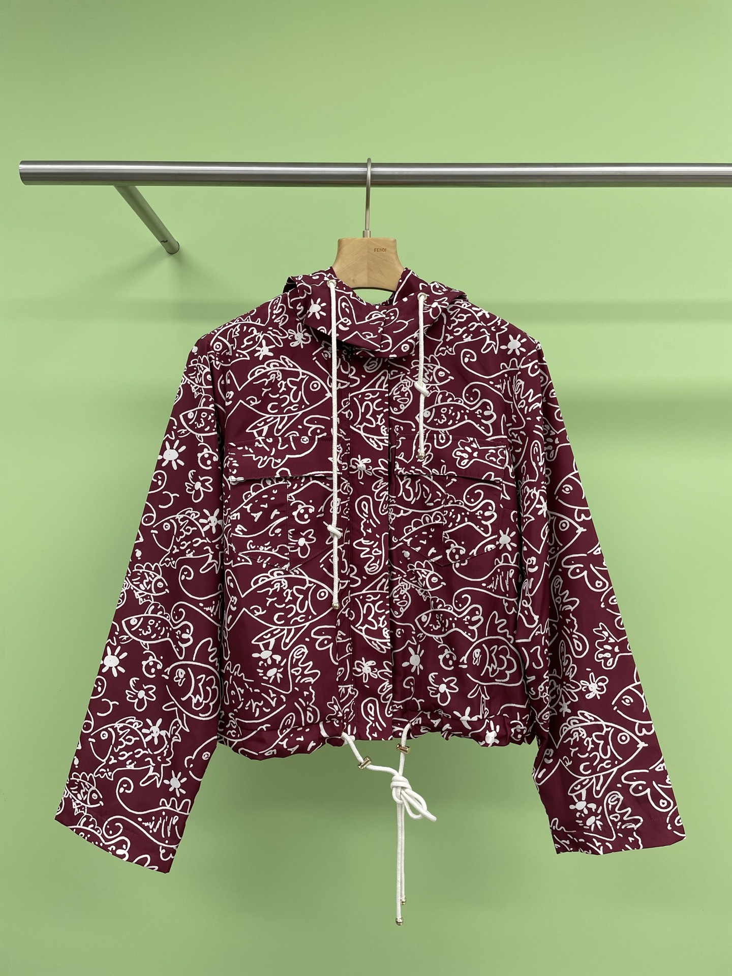 NO:310401,Chanel 2025 spring color printed graffiti hooded jacket, interesting graffiti and iconic logo are integrated into different ready-to-wear. Full-print small fish print graffiti is personal and cute. The fabric is warm and windproof, with a certain waterproofness, the fabric is easy to handle, fresh and convenient, wear-resistant and durable. These graffiti make the whole jacket full of artistic and youthful vitality. There is no need to worry about the same clothes. The jacket is a hooded design, adding a sense of casualness. The drawstring on the hat can also be adjusted according to your preferences. It is very considerate and has no sense of restraint. It is suitable to wear any pants casually, so you can easily become a fashion expert. SML P, chanel, jackets & coats, hats, alexander wang19860909Chanel2025春款彩色印花涂鸦连帽外套,有趣的涂鸦与标志性的logo融入到了不同的成衣,满印小鱼印花涂鸦个性又可爱,选用冲锋衣面料保暖又防风,具有一定的防水性,面料易打理,清新方便,耐磨耐穿,这些涂鸦让整件外套充满了艺术感和青春活力,完全不用担心撞衫,外套是连帽的设计,增加了一份休闲感,而且帽子上的抽绳还可以根据自己的喜好调节,很贴心穿着没有束缚感,平时随便搭配任何裤型都很合适,轻松成为时尚达人. 码数SML P,,chanel,jackets & coats,hats,alexander wang,Women's clothing