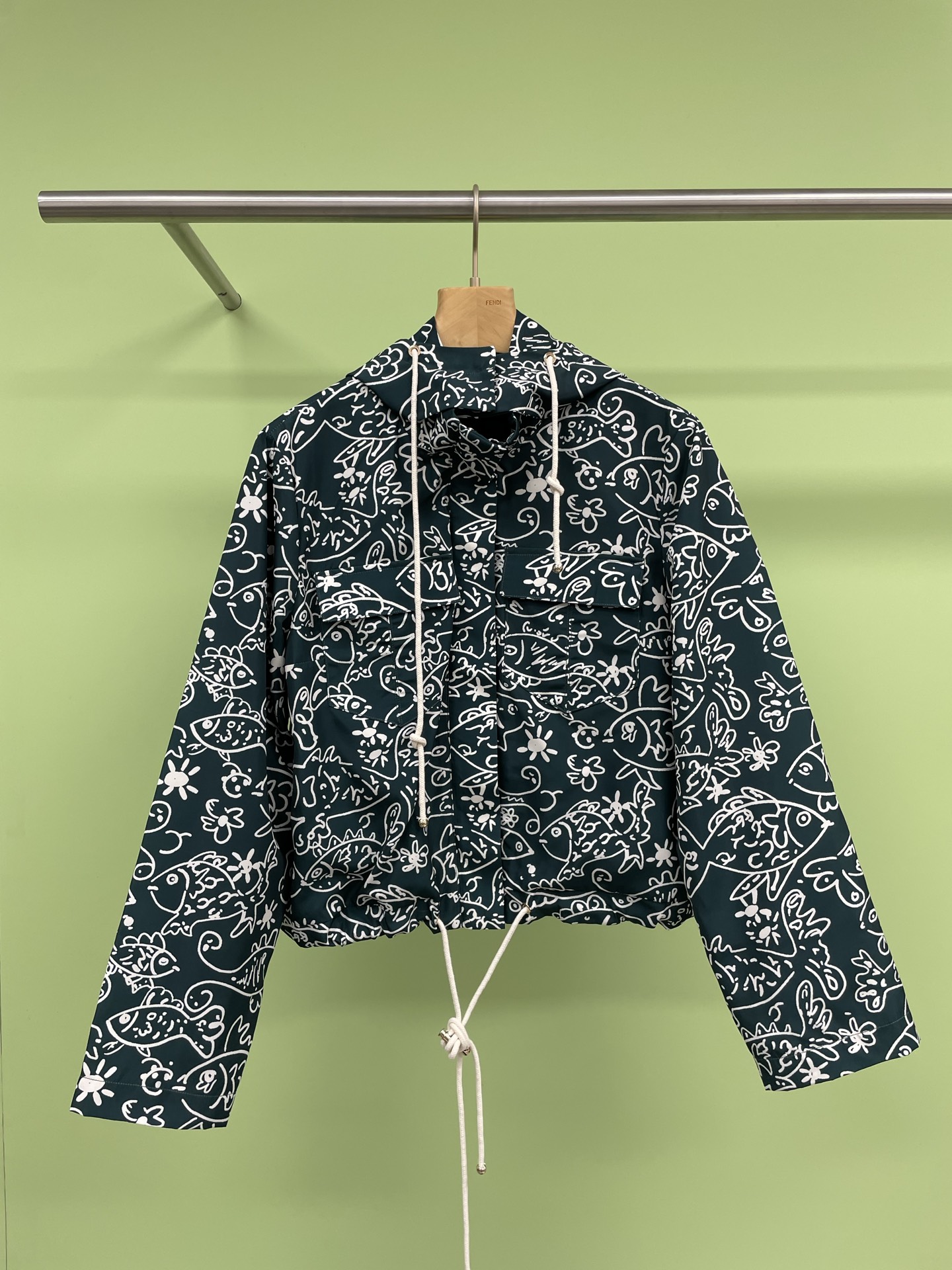 NO:310407,Chanel 2025 spring color printed graffiti hooded jacket, interesting graffiti and iconic logo are integrated into different ready-to-wear. Full-print small fish print graffiti is personal and cute. The fabric is warm and windproof, with a certain waterproofness, the fabric is easy to handle, fresh and convenient, wear-resistant and durable. These graffiti make the whole jacket full of artistic and youthful vitality. There is no need to worry about the same clothes. The jacket is a hooded design, adding a sense of casualness. The drawstring on the hat can also be adjusted according to your preferences. It is very considerate and has no sense of restraint. It is suitable to wear any pants casually, so you can easily become a fashion expert. SML, chanel, jackets & coats, hats, alexander wang19860909Chanel2025春款彩色印花涂鸦连帽外套,有趣的涂鸦与标志性的logo融入到了不同的成衣,满印小鱼印花涂鸦个性又可爱,选用冲锋衣面料保暖又防风,具有一定的防水性,面料易打理,清新方便,耐磨耐穿,这些涂鸦让整件外套充满了艺术感和青春活力,完全不用担心撞衫,外套是连帽的设计,增加了一份休闲感,而且帽子上的抽绳还可以根据自己的喜好调节,很贴心穿着没有束缚感,平时随便搭配任何裤型都很合适,轻松成为时尚达人. 码数SML,,chanel,jackets & coats,hats,alexander wang,Women's clothing