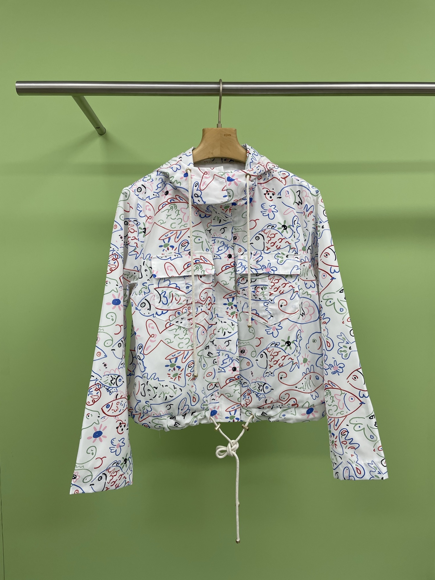 NO:310413,Chanel 2025 spring color printed graffiti hooded jacket, interesting graffiti and iconic logo are integrated into different ready-to-wear. Full-print small fish print graffiti is personal and cute. The fabric is warm and windproof, with a certain waterproofness, the fabric is easy to handle, fresh and convenient, wear-resistant and durable. These graffiti make the whole jacket full of artistic and youthful vitality. There is no need to worry about the same clothes. The jacket is a hooded design, adding a sense of casualness. The drawstring on the hat can also be adjusted according to your preferences. It is very considerate and has no sense of restraint. It is suitable to wear any pants casually, so you can easily become a fashion expert. SML, chanel, jackets & coats, hats, alexander wang19860909Chanel2025春款彩色印花涂鸦连帽外套,有趣的涂鸦与标志性的logo融入到了不同的成衣,满印小鱼印花涂鸦个性又可爱,选用冲锋衣面料保暖又防风,具有一定的防水性,面料易打理,清新方便,耐磨耐穿,这些涂鸦让整件外套充满了艺术感和青春活力,完全不用担心撞衫,外套是连帽的设计,增加了一份休闲感,而且帽子上的抽绳还可以根据自己的喜好调节,很贴心穿着没有束缚感,平时随便搭配任何裤型都很合适,轻松成为时尚达人. 码数SML,,chanel,jackets & coats,hats,alexander wang,Women's clothing