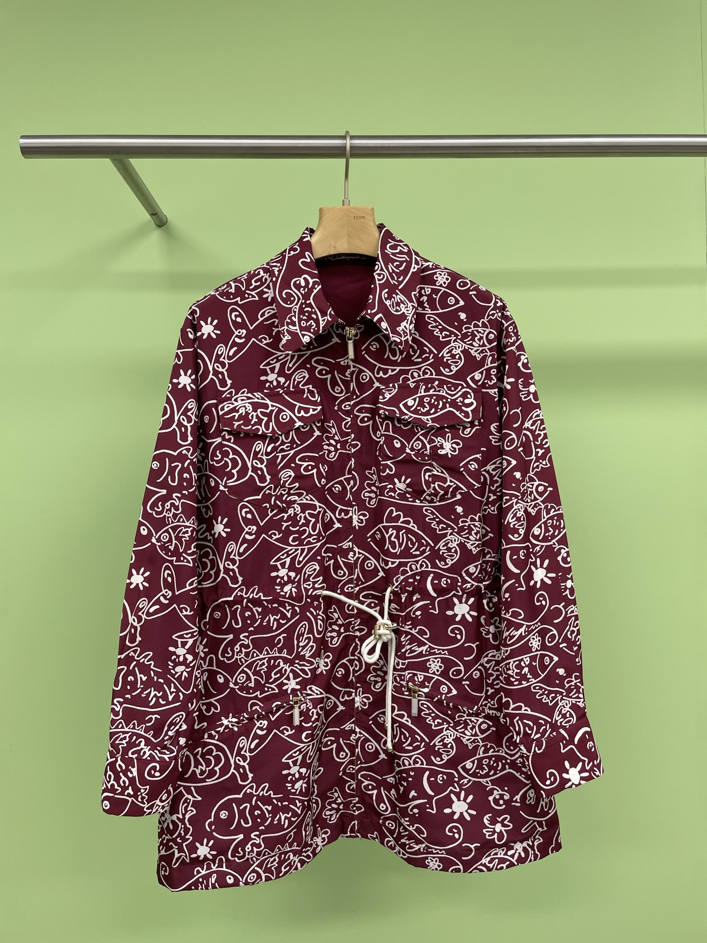 NO:310417,Chanel colored retro printed lapel waist-hugging jacket, this year when the retro trend is so popular, how can you lose a retro-filled jacket?  This white printed top adopts a loose fit, and the lapel design adds some special design sense to the whole suit. The printed classic logo destined to be the classic feeling of this jacket and will never be outdated. At the same time, the wide and crisp style and lapel design are the representatives of the American retro style jacket that have been popular in the past two years. The three colors just cater to the popular style of dressing this year. This jacket is very matchable. Whether it is trousers or underwear like the big Mi Mi, you can easily match it. Wearing like this in spring will definitely make you the most fashionable and eye-catching one among the crowd. When the weather gets colder in late autumn, this jacket is an excellent choice for keeping warm and fashionable. It can be said that this jacket can match all your outfits in spring and autumn. SML P, chanel, jackets & coats, jackets &  coats,alexander wang19860909Chanel彩色复古印花翻领收腰外套,在复古风潮疯狂流行的今年,早秋穿搭怎么能少的了一件复古感拉满的外套？这件白色印花上衣采用了宽松的版型,翻领设计为整件衣服增添了一些特别的设计感,满印的经典标识注定了这件外套经典感满满,永远不会过时,与此同时,宽大挺括的版型和翻领设计正是近两年流行的美式复古风外套的代表,三个色又正好迎合今年刮起的流行穿搭风,且这件外套的可搭配度非常高,无论是长裤,还是像大幂幂一样的下衣失踪穿法都能轻松搭配,开春这样穿绝对能你成为人群中最时髦亮眼的那一个,等到深秋时节天气渐凉时,这件夹克又是保暖时髦的绝佳选择,可以说这件外套可以和你春秋所有的穿搭适配. 码数SML P,,chanel,jackets & coats,jackets & coats,alexander wang,Women's clothing