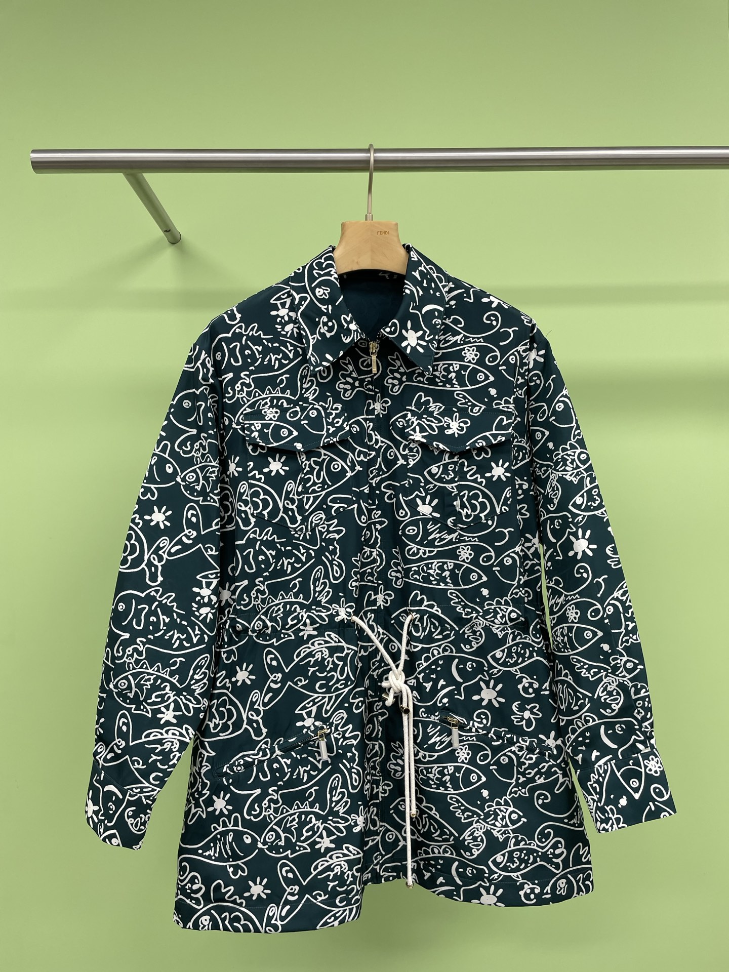 NO:310421,Chanel colored retro printed lapel waist-hugging jacket, this year when the retro trend is so popular, how can you lose a retro-filled jacket?  This white printed top adopts a loose fit, and the lapel design adds some special design sense to the whole suit. The printed classic logo destined to be the classic feeling of this jacket and will never be outdated. At the same time, the wide and crisp style and lapel design are the representatives of the American retro style jacket that have been popular in the past two years. The three colors just cater to the popular style of dressing this year. This jacket is very matchable. Whether it is trousers or the missing bottom like the Big Mi Mi, it can be easily matched. Wearing like this in the spring will definitely make you the most fashionable and eye-catching one among the crowd. When the weather gets colder in late autumn, this jacket is an excellent choice for keeping warm and fashionable. It can be said that this jacket can be adapted to all your outfits in spring and autumn. SML, chanel, jackets & coats, jackets & coats, alexander  wang19860909Chanel彩色复古印花翻领收腰外套,在复古风潮疯狂流行的今年,早秋穿搭怎么能少的了一件复古感拉满的外套？这件白色印花上衣采用了宽松的版型,翻领设计为整件衣服增添了一些特别的设计感,满印的经典标识注定了这件外套经典感满满,永远不会过时,与此同时,宽大挺括的版型和翻领设计正是近两年流行的美式复古风外套的代表,三个色又正好迎合今年刮起的流行穿搭风,且这件外套的可搭配度非常高,无论是长裤,还是像大幂幂一样的下衣失踪穿法都能轻松搭配,开春这样穿绝对能你成为人群中最时髦亮眼的那一个,等到深秋时节天气渐凉时,这件夹克又是保暖时髦的绝佳选择,可以说这件外套可以和你春秋所有的穿搭适配. 码数SML,,chanel,jackets & coats,jackets & coats,alexander wang,Women's clothing