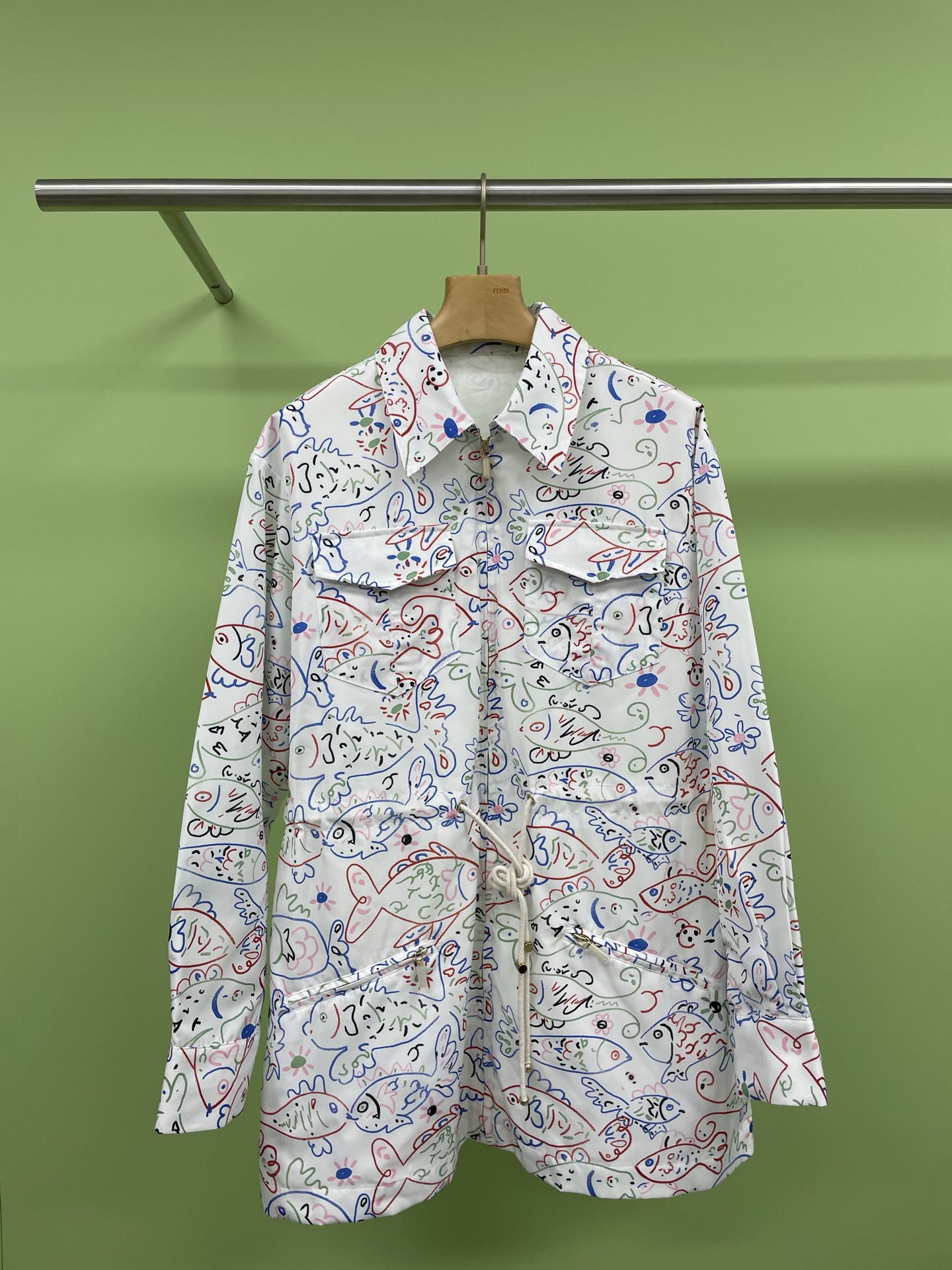 NO:310425,Chanel colored retro printed lapel waist-hugging jacket, this year when the retro trend is so popular, how can you lose a retro-filled jacket?  This white printed top adopts a loose fit, and the lapel design adds some special design sense to the whole suit. The printed classic logo destined to be the classic feeling of this jacket and will never be outdated. At the same time, the wide and crisp style and lapel design are the representatives of the American retro style jacket that have been popular in the past two years. The three colors just cater to the popular style of dressing this year. This jacket is very matchable. Whether it is trousers or the missing bottom like the Big Mi Mi, it can be easily matched. Wearing like this in the spring will definitely make you the most fashionable and eye-catching one among the crowd. When the weather gets colder in late autumn, this jacket is an excellent choice for keeping warm and fashionable. It can be said that this jacket can be adapted to all your outfits in spring and autumn. SML, chanel, jackets & coats, jackets & coats, alexander  wang19860909Chanel彩色复古印花翻领收腰外套,在复古风潮疯狂流行的今年,早秋穿搭怎么能少的了一件复古感拉满的外套？这件白色印花上衣采用了宽松的版型,翻领设计为整件衣服增添了一些特别的设计感,满印的经典标识注定了这件外套经典感满满,永远不会过时,与此同时,宽大挺括的版型和翻领设计正是近两年流行的美式复古风外套的代表,三个色又正好迎合今年刮起的流行穿搭风,且这件外套的可搭配度非常高,无论是长裤,还是像大幂幂一样的下衣失踪穿法都能轻松搭配,开春这样穿绝对能你成为人群中最时髦亮眼的那一个,等到深秋时节天气渐凉时,这件夹克又是保暖时髦的绝佳选择,可以说这件外套可以和你春秋所有的穿搭适配. 码数SML,,chanel,jackets & coats,jackets & coats,alexander wang,Women's clothing