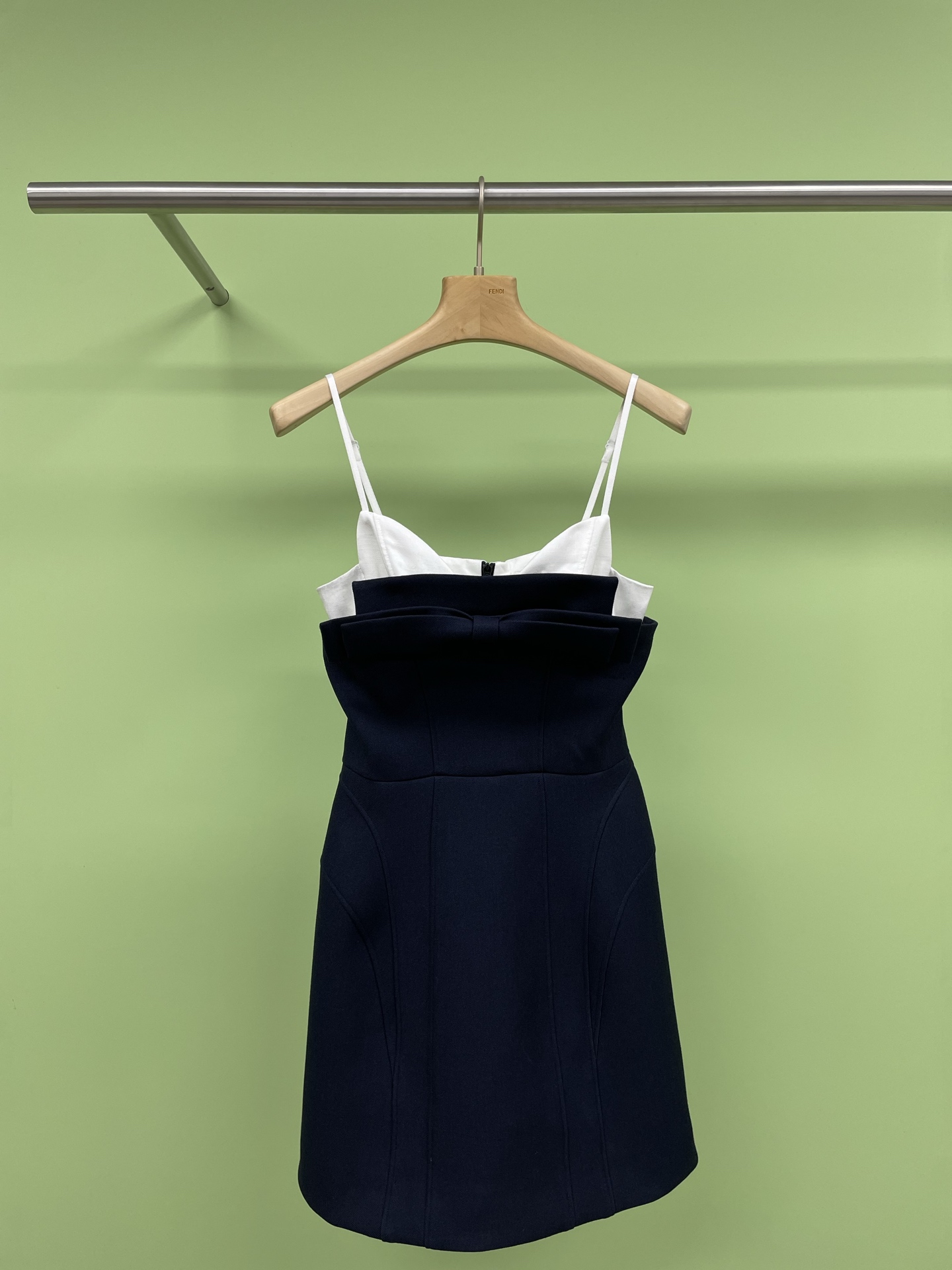 NO:310429,SHUSHUTONG2025 spring new double-layer bow suspender dress, exquisite sweet and cool Shushutong double-layer bow three-dimensional puffy skirt, help, wear it, you can also have super curves when wearing it, double-layer three-dimensional pleated bows and a swelling skirt, save the flat body, A-shaped slightly bulging hem on the hem, and the pleated waist pulls the legs to 1.8 meters long. The fabric is full of texture, the tailoring design is neat and sweet, the details are controlled, and the girlish and exquisite feeling are full. Sisters who don’t have this skirt in the spring and summer wardrobe will really lose miserably. SML, skirts, alexander wang19860909SHUSHUTONG2025春装新款双层蝴蝶结吊带连衣裙,精致甜酷Shushutong双层蝴蝶结立体蓬蓬裙,救命啊,穿上它平板身材也能拥有超绝曲线,双层立体褶裥蝴蝶结和自带膨胀感裙摆,拯救平板身材,下摆A字微蓬加高腰掐褶把腿长拉到1米8,面料做工质感满满,剪裁设计利落又有甜美气质,细节控狠狠爱住,少女感和精致感都拉满啊,春夏衣橱没有这条裙子的姐妹真的会输很惨. 码数SML,,skirts,alexander wang,Women's clothing