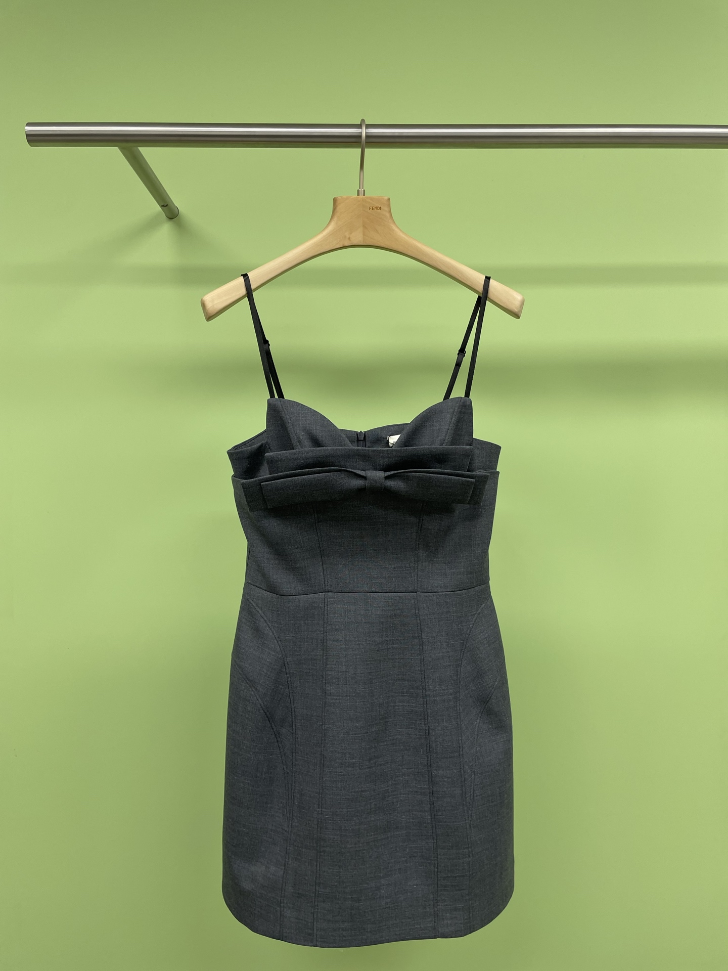 NO:310433,SHUSHUTONG2025 spring new double-layer bow suspender dress, exquisite sweet and cool Shushutong double-layer bow three-dimensional puffy skirt, help, wear it, you can also have super curves when wearing it, double-layer three-dimensional pleated bows and a swelling skirt, save the flat body, A-shaped slightly bulging hem on the hem, and the pleated waist pulls the legs to 1.8 meters long. The fabric is full of texture, the tailoring design is neat and sweet, the details are controlled, and the girlish and exquisite feeling are full. Sisters who don’t have this skirt in the spring and summer wardrobe will really lose miserably. SML P, skirts, alexander wang19860909SHUSHUTONG2025春装新款双层蝴蝶结吊带连衣裙,精致甜酷Shushutong双层蝴蝶结立体蓬蓬裙,救命啊,穿上它平板身材也能拥有超绝曲线,双层立体褶裥蝴蝶结和自带膨胀感裙摆,拯救平板身材,下摆A字微蓬加高腰掐褶把腿长拉到1米8,面料做工质感满满,剪裁设计利落又有甜美气质,细节控狠狠爱住,少女感和精致感都拉满啊,春夏衣橱没有这条裙子的姐妹真的会输很惨. 码数SML P,,skirts,alexander wang,Women's clothing