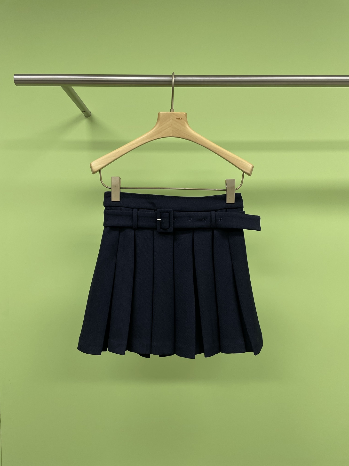 NO:310418,SHUSHUTONG2025 spring clothing new fashionable and versatile trendy single-piece belt A-line short pleated skirt, flexible pleated skirt, just beautiful skirt, highlight your taste and temperament, tall and slim, simple and versatile, soft and comfortable, unique age-reducing style, selected high-quality fabrics, wear-resistant and durable, the style covers flesh and makes it look slim, and it is easy to control gentleness and elegance. The style is exquisite to fine, and the wool is more crisp, the surface texture is full, hangs smooth and skin-friendly, and the thickness is suitable. The inside contains an anti-light lining. The upper body is comfortable and does not stick to the legs. The ribbon ear hanging design is attached to it, and it does not deform when drying. The A-line style, the waist is fit, the hem is wide, and it looks slim and fashionable. The pleated effect increases the layering and has a small playful taste. The upper body becomes a beautiful girl who can be salty or sweet in seconds.  SML, skirts, alexander wang19860909SHUSHUTONG2025春装新款时尚百搭潮流单品腰带款A字短款百褶半裙,灵动百褶裙,恰到其美的裙子,凸显你的品位气质,上身高挑显瘦,简约百搭,柔软舒适,别具匠心的减龄范,精选优质的面料,耐磨耐穿,版型遮肉显瘦,轻松驾驭温柔与优雅,版型有精至精,羊毛穿着更挺括,表面质感满满,垂顺亲肤,厚薄适宜,内里含防走光内衬,上身舒适不粘腿,附丝带挂耳设计,晾晒不变形,A字版型,腰部贴合,下摆开阔,显瘦有时尚,压褶的效果,增加层次感,且有小俏皮的味道,上身秒变可盐可甜的美少女. 码数SML,,skirts,alexander wang,Women's clothing