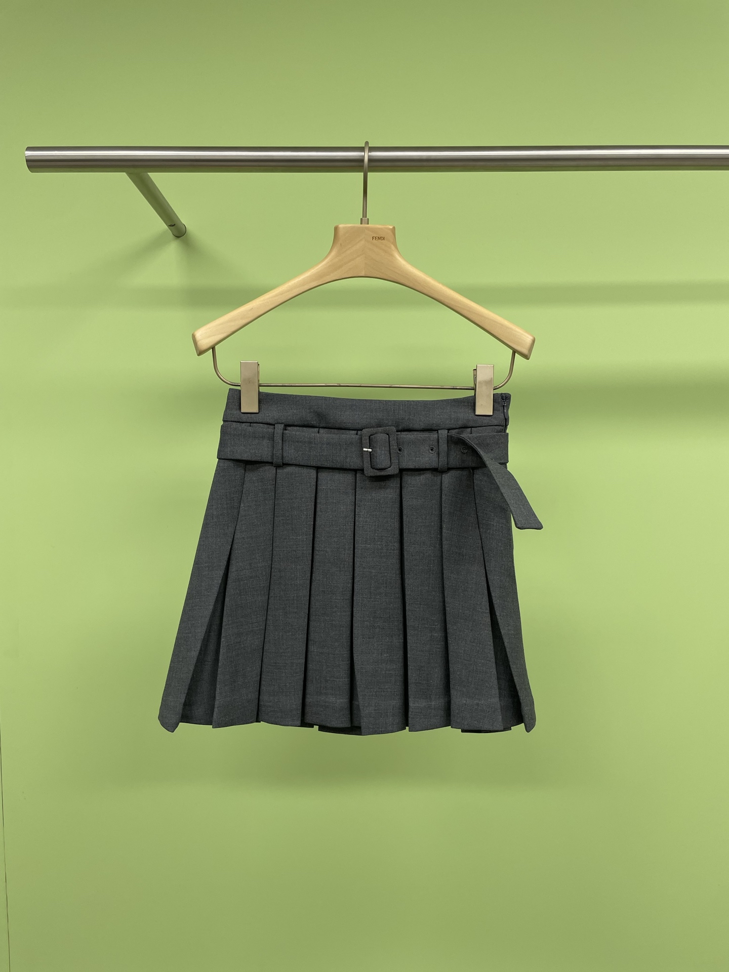 NO:310422,SHUSHUTONG2025 spring clothing new fashionable and versatile trendy single-piece belt A-line short pleated skirt, flexible pleated skirt, just beautiful skirt, highlighting your taste and temperament, tall and slim, simple and versatile, soft and comfortable, unique age-reducing style, selected high-quality fabrics, wear-resistant and durable, the style covers flesh and makes it look slim, and it is easy to control gentleness and elegance. The style is exquisite to fine, and the wool is more crisp, the surface texture is full, hangs smooth and skin-friendly, and the thickness is suitable. The inside contains an anti-light lining. The upper body is comfortable and does not stick to the legs. The ribbon ear hanging design is attached to it, and it does not deform when drying. The A-line style, the waist is fit, the hem is wide, and it looks slim and fashionable. The pleated effect increases the layering and has a small playful taste. The upper body becomes a beautiful girl who can be salty or sweet in seconds.  SML, skirts, alexander wang19860909SHUSHUTONG2025春装新款时尚百搭潮流单品腰带款A字短款百褶半裙,灵动百褶裙,恰到其美的裙子,凸显你的品位气质,上身高挑显瘦,简约百搭,柔软舒适,别具匠心的减龄范,精选优质的面料,耐磨耐穿,版型遮肉显瘦,轻松驾驭温柔与优雅,版型有精至精,羊毛穿着更挺括,表面质感满满,垂顺亲肤,厚薄适宜,内里含防走光内衬,上身舒适不粘腿,附丝带挂耳设计,晾晒不变形,A字版型,腰部贴合,下摆开阔,显瘦有时尚,压褶的效果,增加层次感,且有小俏皮的味道,上身秒变可盐可甜的美少女. 码数SML,,skirts,alexander wang,Women's clothing
