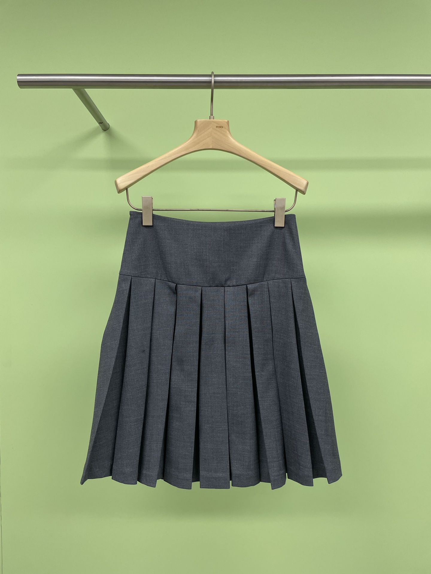 NO:310430,SHUSHUTONG2025 spring clothing new fashionable and versatile trendy single A-line pleated skirt, a flexible pleated skirt, an appropriately beautiful skirt, highlighting your taste and temperament, tall and slim on the upper body, simple and versatile, soft and comfortable, a unique age-reducing style, selected high-quality fabrics, wear-resistant and durable, the style covers the flesh and makes it look slim, and it is easy to control gentleness and elegance. The style is exquisite to exquisite, and the wool is more crisp, the surface texture is full, hangs smoothly and skin-friendly, and the thickness is suitable. The inside contains an anti-light lining. The upper body is comfortable and does not stick to the legs, with a ribbon hanging ear design, and it does not deform when drying, the A-line style, the waist fits, the hem is wide, slimming and fashionable, the pleated effect increases the layering, and has a small playful taste. The upper body becomes a beautiful girl who can be salty or sweet in seconds. SML P,, skirts, alexander  wang19860909SHUSHUTONG2025春装新款时尚百搭潮流单品A字百褶半裙,灵动百褶裙,恰到其美的裙子,凸显你的品位气质,上身高挑显瘦,简约百搭,柔软舒适,别具匠心的减龄范,精选优质的面料,耐磨耐穿,版型遮肉显瘦,轻松驾驭温柔与优雅,版型有精至精,羊毛穿着更挺括,表面质感满满,垂顺亲肤,厚薄适宜,内里含防走光内衬,上身舒适不粘腿,附丝带挂耳设计,晾晒不变形,A字版型,腰部贴合,下摆开阔,显瘦有时尚,压褶的效果,增加层次感,且有小俏皮的味道,上身秒变可盐可甜的美少女. 码数SML P,,skirts,alexander wang,Women's clothing