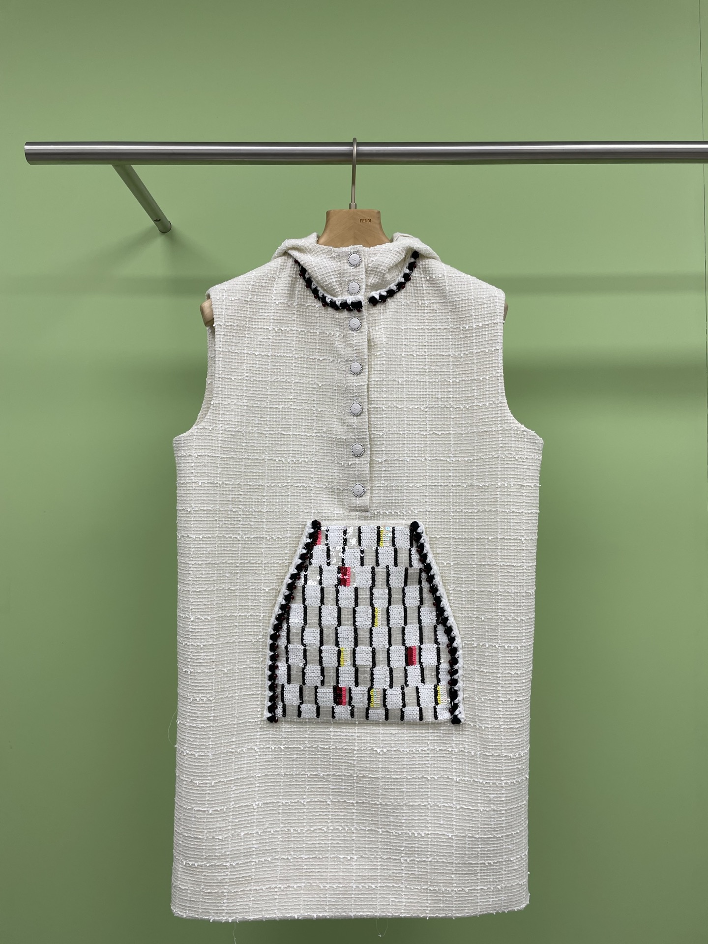 NO:310905,Chanel 2025 Early Spring Series Wool Tweed Hooded Mosaic Pocket Sleeveless Dress, Wool Soft Wool Fabric, Neckline surrounds black and white woven tied half-plate button design, tied edge decorative front side insert pocket, straight tuning style, wide and stylish, single-fitting layering looks good, the fabric is breathable and comfortable, the upper body is high-end and age-reducing, it is really full of high-end feeling, its straight tuning style is super inclusive, slim and fashionable, and the small fragrance fabric also adds a touch of exquisite feeling to this skirt. This style also gives a modern personality and casual posture. Size SML, chanel, skirts, hats, alexander wang19860909Chanel2025早春系列羊毛粗花呢连帽马赛克口袋无袖连衣裙,羊毛软毛呢面料,领口环绕黑白编制捆边半开襟纽扣设计,捆边装饰前侧插兜,直筒版型,挺阔有型,单穿叠穿都好看,面料透气舒适,上身整个高级又减龄,真的是高级感满满,它的直筒版型超级包容身形,显瘦又时髦,小香的面料,也让这款裙装又多了一丝精致的感觉妥妥的女神,穿搭这款造型,也穿出摩登的个性,随性的身姿. 码数SML,,chanel,skirts,hats,alexander wang,Women's clothing