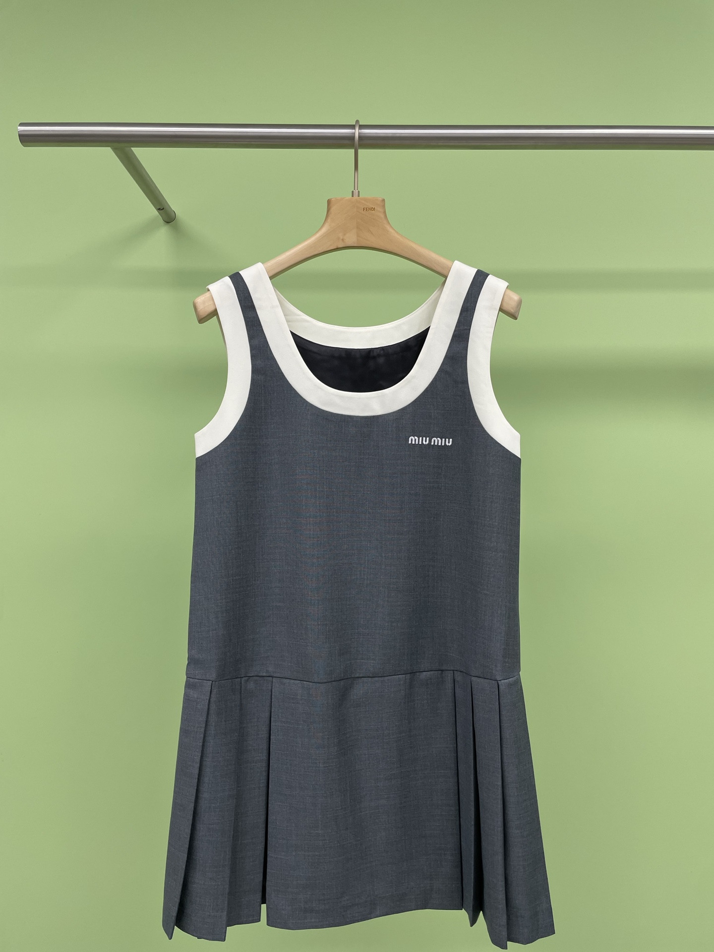 NO:310883,Miu Miu  The holiday series contrasting edge pleated dress, first of all, this gray dress is a combination of college style casual and versatile single-fitting layering, and then a cocoa brown cashmere short-sleeved sweater, the soft and glutinous touch is like a cup of hot cocoa in winter, warm and healing, the short design cleverly lengthens the body, and it is a natural match with the gray skirt, with a full sense of layering. This dress adopts a contrasting color design, making the overall look more fashionable and energetic. The contrasting color matching is just right, neither  It will be too abrupt and highlight your personality. The fabric is comfortable and soft. When wearing it, it seems that the whole person will feel relaxed. The U-neck design not only retains the elegance of the dress but also adds a touch of casualness. It is really a skirt full of slackness. What makes me most excited is that this skirt is really whiter. When wearing it, your skin tone will instantly brighten and look healthier and more shiny. The letter logo on the chest is low-key and luxurious.  SML, miumiu, skirts, sweaters, T-shirt, alexander wang19860909Miu Miu 假日系列撞色边压褶连衣裙,首先说说这条灰色连衣裙,融合学院风休闲百搭单穿叠搭都很可,再搭上一件可可棕羊绒短袖毛衣,软糯的触感仿佛冬日里的一杯热可可,温暖又治愈,短款设计巧妙拉长身形,和灰色裙装简直是天作之合,层次感满分,这款连衣裙采用了撞色设计,让整体看起来更加时尚有活力,撞色的搭配恰到好处,既不会过于突兀,又能凸显你的个性,面料舒适柔软,穿着它,仿佛整个人都轻松了起来,U领的设计,既保留了连衣裙的优雅,又增添了一丝休闲的感觉,真的是松弛感满满的一款裙子,最让我心动的是,这款裙子真的超级显白,穿上它,你的肤色瞬间提亮了一个度,看起来更加健康有光泽.胸前还带的字母logo,低调又不失奢华感. 码数SML,,miumiu,skirts,sweaters,T-shirt,alexander wang,Women's clothing