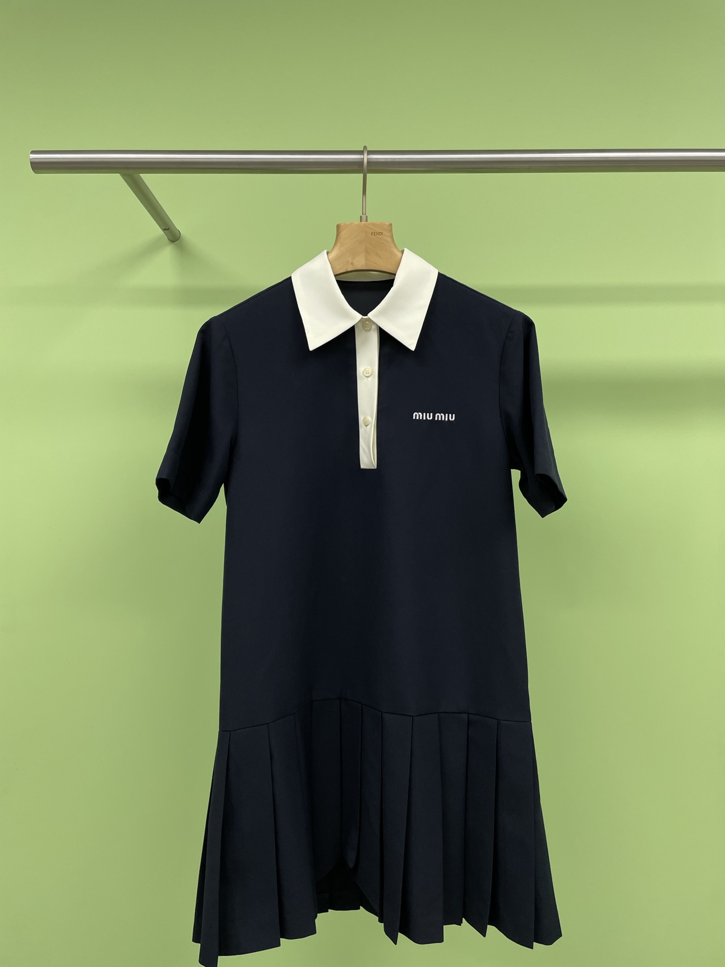 NO:310895,MiuMiu2025 spring essential letter embroidery dress, fashion experts pay attention to it, the new high-quality letter embroidery logo college style contrasting color lapel pleated dress women, are waiting for you to grab it, this dress has many selling points, first of all, the embroidered logo is definitely the guarantee of quality; the college style design allows you to instantly transform into a young girl; the contrasting color lapel plus the pleated skirt adds a bit of playfulness and elegance. This dress can make you the focus whether it is a birthday party, concert or daily outfit. Don’t hesitate, hurry up and buy it. SML, miumiu, skirts, alexander wang19860909MiuMiu2025春季必备字母刺绣连衣裙,时尚达人们注意啦,高定新款字母刺绣徽标学院风撞色翻领百褶连衣裙女,正在等你来抢,这款连衣裙的卖点可多了,首先那刺绣徽标,绝对是品质的保证;学院风的设计,让你瞬间变身青春少女;撞色翻领加上百褶裙摆,又增添了几分俏皮和优雅,这件连衣裙无论是生日派对、演唱会还是日常穿搭,都能让你成为焦点.不要犹豫,赶紧入手吧. 码数SML,,miumiu,skirts,alexander wang,Women's clothing