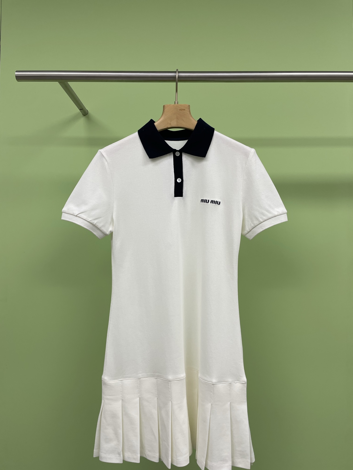 NO:310889,MiuMiu Academy style embroidered logo dress, a simple but high-end small short-sleeved slim dress. The A-side skirt covers the big hips, the thick thighs, and the hem is pleated. The college style is full, and the embroidery embroidery on the chest enhances the layering and makes it more delicate and cute. It is light, lively and free and casual. You can commute in daily life and just close your eyes. The fabric is light, comfortable and breathable, and it is easy to wear without tightness. The texture of the inner wrapping strip is what you see. The fitting A-shaped style covers the hips and hides the flesh to make you look thin and stretched legs. The pleated skirt is super inclusive, creating a sweet girlish temperament. SML, miumiu, skirts, T-shirts, alexander wang19860909MiuMiu学院风刺绣logo连衣裙,简约却不失高级感的小短袖修身连衣裙,偏A的裙摆遮住胯大,大腿腿粗的地方,下摆做了压褶设计,学院风满满,胸前刺绣点缀,增强层次感更显精致可爱,轻盈灵动自由又随性,可日常可通勤闭眼入就对了,面料轻薄舒适透气好穿不紧绷,内里包边包条质感所见即所得,合身A字版型遮胯藏肉显瘦拉腿长,百褶裙摆包容性超强,营造出甜甜的少女感气质满分. 码数SML,,miumiu,skirts,T-shirt,alexander wang,Women's clothing