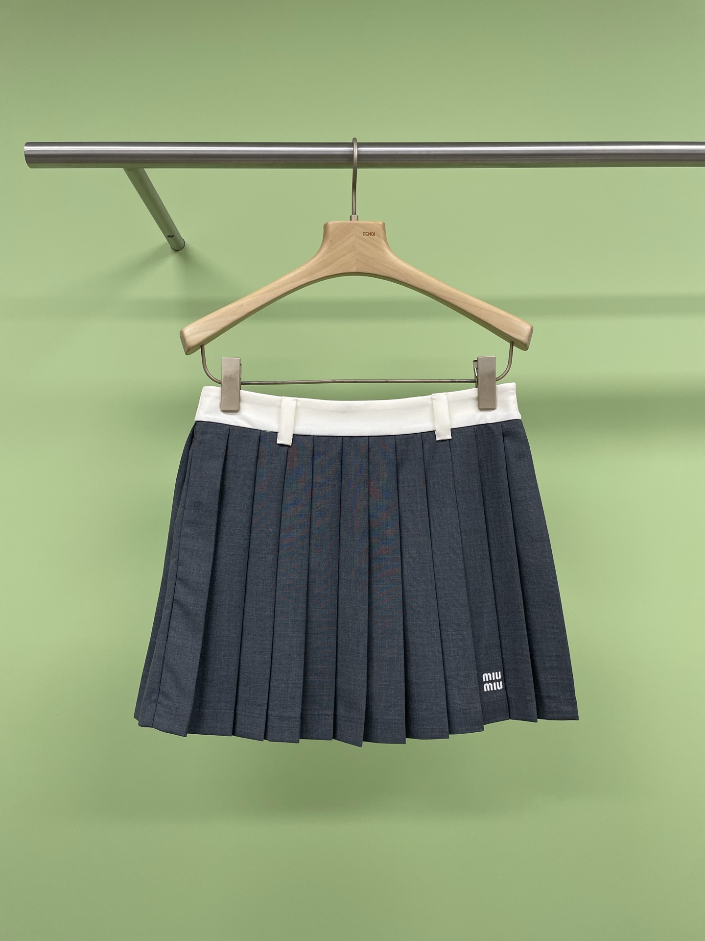 NO:310901,MiuMiu's new embroidered logo pleated skirt, spring breeze blows the wardrobe season, how can this high-end letter embroidered logo college style contrast pleated skirt, the exquisite embroidered logo seems to tell your unique taste. The Academy style contrasting color design makes people fall in love with it at a glance, whether it is the combination of navy and white, or the combination of beige and black, it is unforgettable. The short design can keep warm and elegant gait, especially the flowing pleated pleats, which are light and slim when walking. The mischievous style makes this skirt a favorite of fashion experts. Take action quickly and add a touch of bright color to your wardrobe. SML, miumiu, skirts, alexander wang19860909MiuMiu新款刺绣徽标百褶裙,春风吹起衣橱换季,怎能少了这款高定字母刺绣徽标学院风撞色百褶半身裙呢,精致的刺绣徽标,仿佛在诉说着你的独特品味.学院风的撞色设计,让人一眼就爱上,无论是海军蓝与白的搭配,还是米色与黑的组合,都让人过目难忘,短款的设计,既能保暖,又不失优雅的步态,尤其是那飘逸的百褶,走起路来轻盈又显瘦,谬系的穿搭风格,更是让这款裙子成为了时尚达人的宠儿,赶紧行动起来,给自己的衣橱添上一抹亮色吧. 码数SML,,miumiu,skirts,alexander wang,Women's clothing