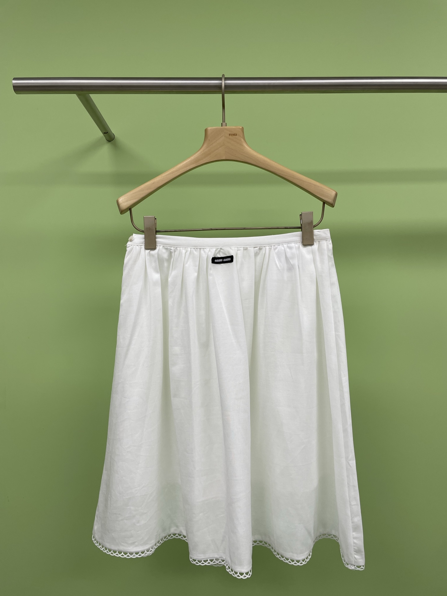 NO:310907,Top 180 lace linen lapel shirt skirt suit, the refreshing and clean white look really good, the loose lace small flying sleeve doll shirt, the refreshing and clean beige is very suitable for summer, it is the loose large version that I love, the upper body is super comfortable and cool, the upper body is very cute, the ruffled small flying sleeve design makes the arms look very thin, the neck is small, the neck is long, the clothes are relatively large and loose, if you usually wear this loose style fairy, the fabric is thin, the upper body is the cool feeling, it is very cool in summer, the white pleated adjustable skirt on the lower body, the skirt is really beautiful, the very exquisite lace design is full of fairy spirit, the skirt is super good, it is really versatile, the loose and large version of a tall man is safe, it is refreshing and clean, it looks so good, I recommend it myself.  SML, skirts, shirts, alexander wang19860909上衣 半裙180花边亚麻翻领衬衫半裙套装,清爽干净的白色系真的太好看啦,宽松版花边小飞袖娃娃衫,清爽干净的米白色好适合夏天,是我超爱的宽松大版型,上身超级舒服超级凉快 好爱袖口荷叶边小飞袖设计显得胳膊非常细,领口小领设计显脸小显脖子长,衣服版型比较大宽松,如果平时是穿这种宽松风格的仙女应该会非常爱,面料轻薄上身就是那种冰冰凉凉的感觉,夏天穿很凉快,下身白色压褶可调节半裙,半裙真的太好看了,非常精致的花边设计,仙气十足,裙型质感都超级棒,真的超级百搭,比较宽松大版的一套高个子放心入 清爽干净真的太好看啦,自留推荐. 码数SML,,skirts,shirts,alexander wang,Women's clothing