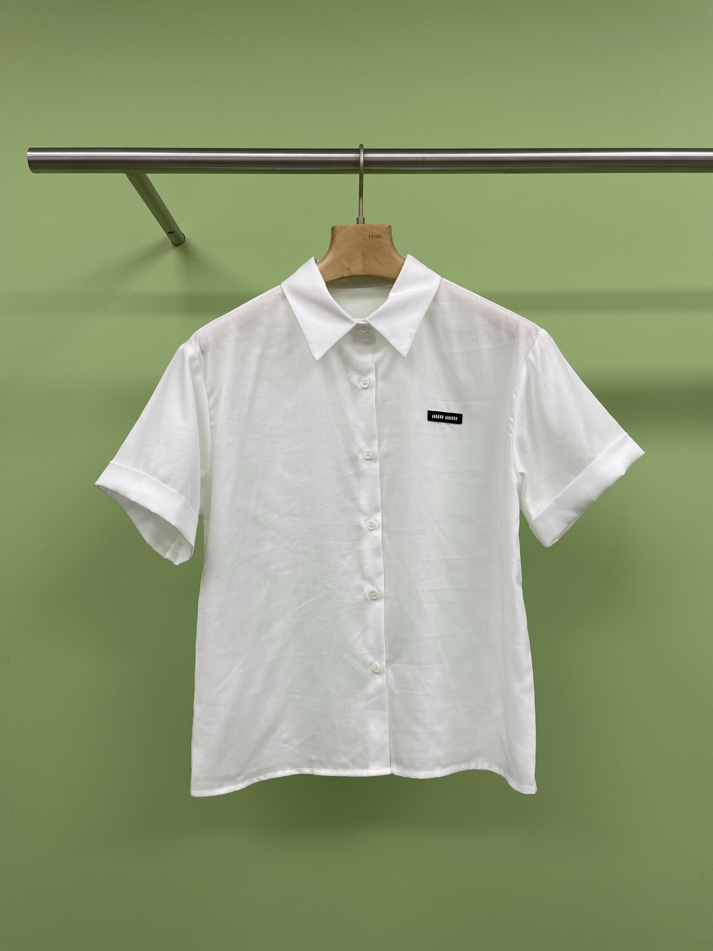 NO:310910,MiuMiu linen blend short-sleeved shirt, want to stand out from the crowd?  This white short-sleeved shirt is definitely your choice. It feels so high-end. Wear it instantly to enhance your aura and make you look more tasteful. The bright colors can make your skin look brighter. Even cloudy days can become your advantage. The design of this shirt is inspired by French fashion. With niche elements, it makes you unique and becomes the focus of the crowd. The linen sky silk material is excellent, light and breathable, and can be kept comfortable even in hot summer days. It is suitable for all occasions. Whether it is daily travel or formal gatherings, it can make you the focus. It is definitely worth your possession and allows you to exude charming brilliance at any time. SML, miumiu,shirts,T-shirts,alexander wang19860909MiuMiu亚麻混纺短袖衬衣,想要在人群中脱颖而出？这款白色短袖衬衫绝对是你的选择,高级感,穿上它,瞬间提升你的气场,让你看起来更有品味,亮丽颜色,能够让你的肤色看起来更加明亮,即使是阴天也能成为你的优势,这款衬衫的设计灵感来自于法国时尚,加上小众的元素,让你与众不同,成为人群中的焦点,亚麻天丝材质选择上乘,轻薄透气,即使在炎热的夏日也能保持舒适,适合各种场合,无论是日常出行还是正式聚会,它都能让你成为焦点,它绝对值得你的拥有,让你在任何时候,都能散发迷人光彩. 码数SML,,miumiu,shirts,T-shirt,alexander wang,Women's clothing