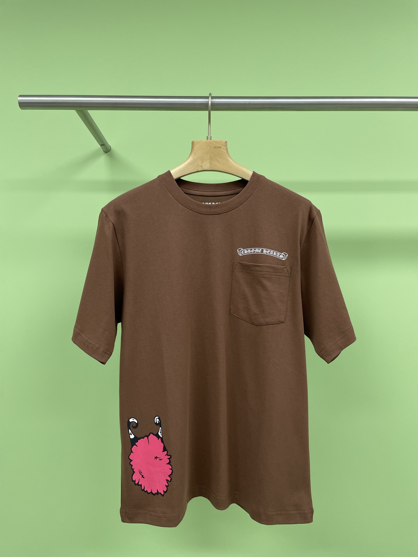 NO:311419,Chrome Hearts  25SS new Matty co-branded painted graffiti short-sleeved T-shirt for men and women, with a large amount of graffiti element printed as a whole, which is very personalized and eye-catching. A very popular and rare style in Crow's heart, is a basic matching item that is not greasy to wear, bringing you the most fashionable and handsome daily casual style. This T-shirt has put a lot of effort from the materials used to design to every craftsmanship details. The first choice is enough to conquer everyone. The customer is selected to supply imported jersey knitted fabrics, with delicate and soft feel and smooth skin-friendly  The touch makes people love it, and the breathability and moisture absorption are beyond your imagination. The three-dimensional offset badge of the body, combined with the colorful cross doodle prints interpreted in a hand-painted style on the back, gives people a bright visual effect. The overall style is unique and fashionable, making you stand out among the crowd. You are the focus of the audience wherever you go. The casual and loose style cut, the basic and versatile classic black and white style, and the age limit is the first choice for trendy men and women to create a personalized style.  SML, chrome hearts, chrome hearts, T-shirt, tees, t-shirt, alexander wang19860909Chrome Hearts 克罗心 25SS新款Matty联名彩绘涂鸦短袖T恤男女,整体印有大量涂鸦元素印花,非常个性吸睛,克罗心中非常热门稀有的一款,属于百穿不腻的基础搭配单品,带给你最时髦帅气的日常休闲风格,这款T恤衫从用料到设计至每个工艺细节都下足了功夫,首选在面料上就足以征服所有人,甄选客供进口平纹针织面料,细腻柔软的手感和爽滑亲肤的触感,让人爱不释手,透气性和吸湿性均超乎你的想象,衣身立体胶印徽章,结合后幅以手绘风格演绎的彩色十字架涂鸦印花,给人眼前一亮的视觉效果,整体风格个性且时髦,让你在人群中显得出类拔萃,走到哪里都是全场焦点,休闲宽松的版型裁剪,基础百搭的经典黑白色系,无性别年龄限定,是潮男潮女们打造个性Style风格首选. 码数SML,,chrome hearts,chrome hearts,T-shirt,tees，t-shirt,alexander wang,Women's clothing