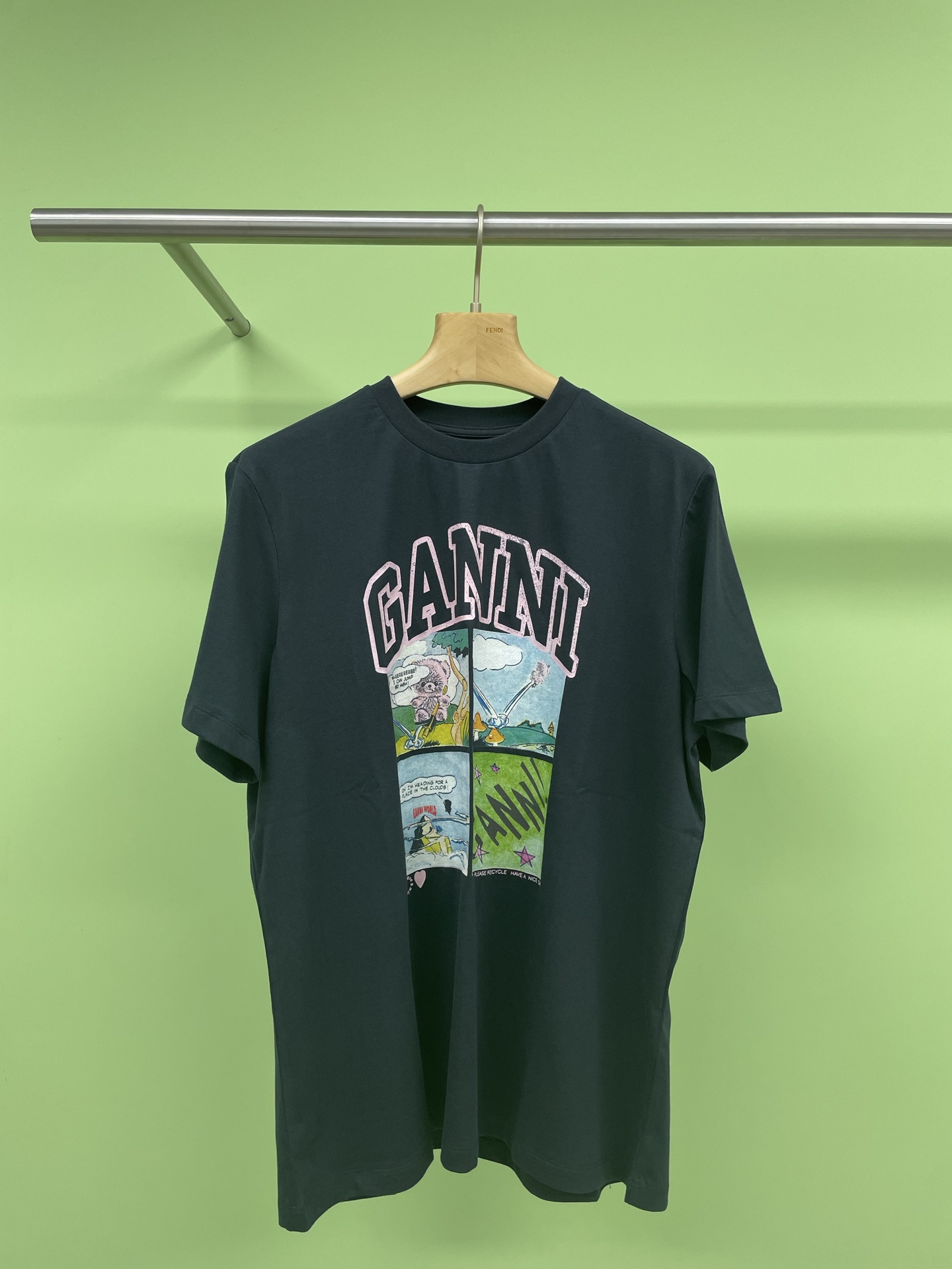 NO:311423,Ganni's super cute illustration series T-shirt, friends, a treasure T-shirt, which is very suitable for wearing this spring and summer season. The material of the clothes is super comfortable. When worn, it feels like being surrounded by a warm embrace. This T-shirt is designed with warm and childlike illustrations on the front chest, and the colors are bright. Wearing it allows you to instantly return to your childhood. Whether you are a student or an office worker, you can easily control it and add a different kind of fun to your daily outfit. You can easily create a casual and energetic look by pairing a simple jeans or short skirts. Moreover, the style of this T-shirt is also very good, making it look slim and cover your flesh, and you can control all kinds of figures. This spring, you might as well try this cute and comfortable T-shirt to make your outfit more highlights. Get the same style with me. SML  P, skirts, jeans, tees, t-shirt, alexander wang19860909Ganni超可爱的插画系列T恤,小伙伴们,一款宝藏T恤,太适合在这个春夏季节穿搭啦,衣服材质超级舒适,穿上它就像被温暖的怀抱包围,这款T恤设计特别用心,前胸有温馨充满童趣插画,色彩亮丽,穿上它让你瞬间回到童年时光,不论你是学生党还是上班族,都能轻松驾驭,为日常穿搭增添一份别样的乐趣,平时搭配一条简单的牛仔裤或者短裙,就能轻松打造休闲又有活力的造型,而且这款T恤的版型也非常好,显瘦遮肉,各种身材都能驾驭哦,这个春天,不妨试试这款可爱又舒适的T恤,让你的穿搭更有亮点,快和我一起get同款吧. 码数SML P,,skirts,jeans,tees，t-shirt,alexander wang,Women's clothing