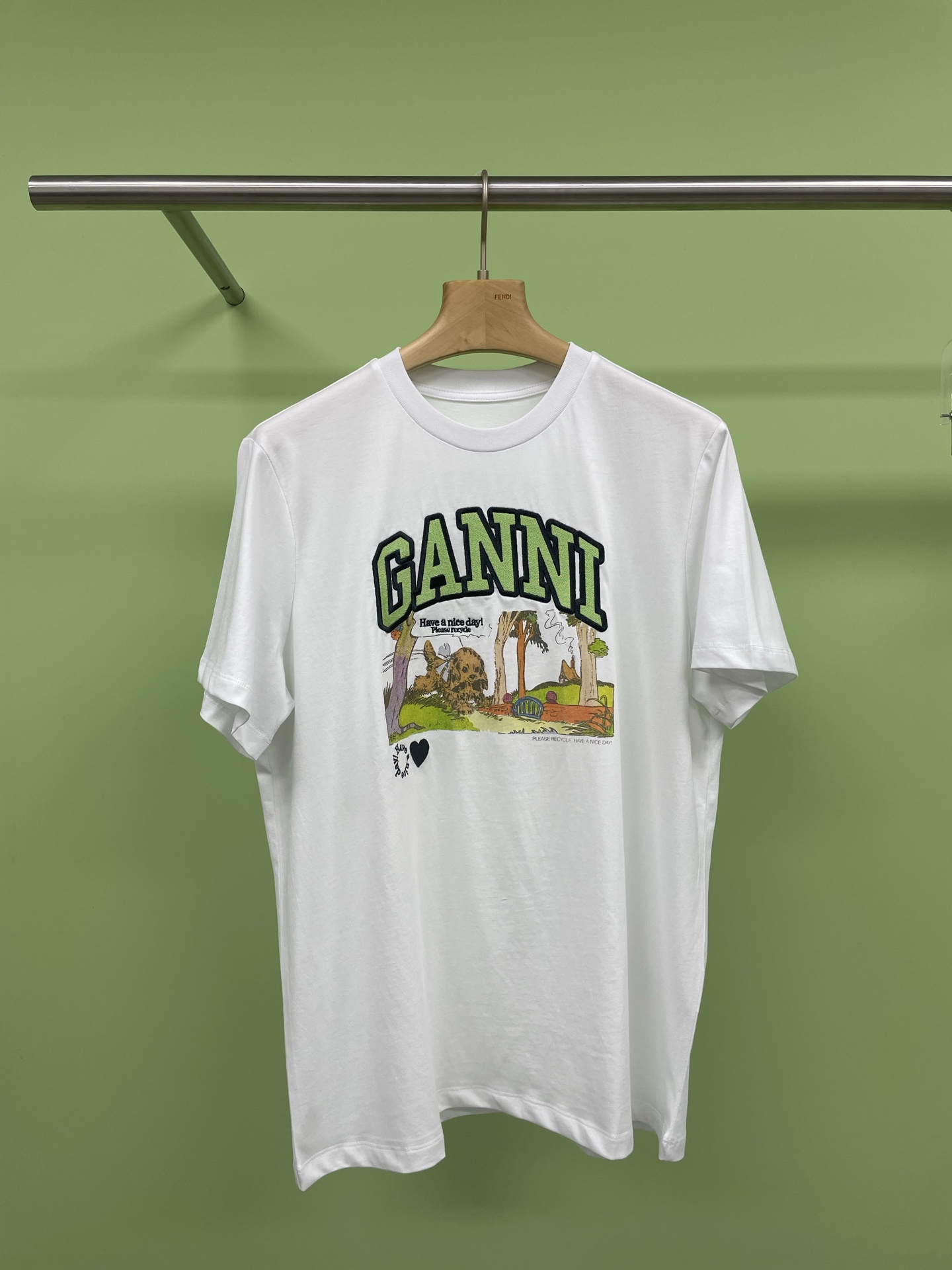 NO:311406,Ganni's super cute illustration series T-shirt, friends, a treasure T-shirt is very suitable for wearing this spring and summer season. The material of the clothes is super comfortable. When worn, it feels like being surrounded by a warm embrace. This T-shirt is designed with warm and childlike illustrations on the front chest, and the colors are bright. Wearing it allows you to instantly return to your childhood. Whether you are a student or an office worker, you can easily control it and add a different kind of fun to your daily outfit. You can easily create a casual and energetic look by pairing a simple jeans or short skirts. Moreover, the style of this T-shirt is also very good, making it look slim and cover your flesh, and you can control all kinds of figures. This spring, you might as well try this cute and comfortable T-shirt to make your outfit more highlights. Get the same style with me.  SML, skirts, jeans, tees, t-shirt, alexander wang19860909Ganni超可爱的插画系列T恤,小伙伴们,一款宝藏T恤,太适合在这个春夏季节穿搭啦,衣服材质超级舒适,穿上它就像被温暖的怀抱包围,这款T恤设计特别用心,前胸有温馨充满童趣插画,色彩亮丽,穿上它让你瞬间回到童年时光,不论你是学生党还是上班族,都能轻松驾驭,为日常穿搭增添一份别样的乐趣,平时搭配一条简单的牛仔裤或者短裙,就能轻松打造休闲又有活力的造型,而且这款T恤的版型也非常好,显瘦遮肉,各种身材都能驾驭哦,这个春天,不妨试试这款可爱又舒适的T恤,让你的穿搭更有亮点,快和我一起get同款吧. 码数SML,,skirts,jeans,tees，t-shirt,alexander wang,Women's clothing